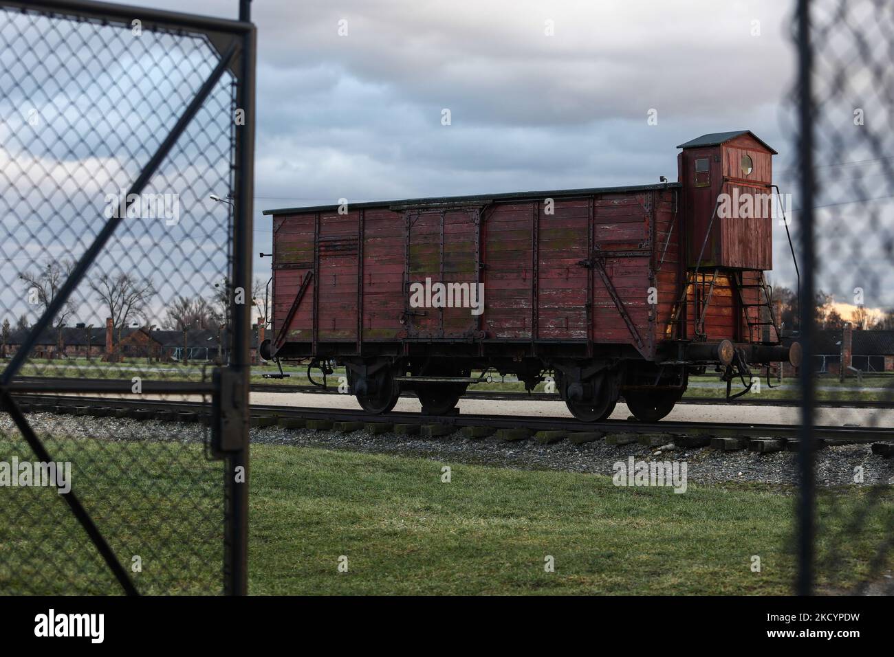 Un box car presso l'ex campo di concentramento tedesco nazista Auschwitz II-Birkenau a Brzezinka vicino Oswiecim, Polonia il 3 gennaio 2022. (Foto di Jakub Porzycki/NurPhoto) Foto Stock