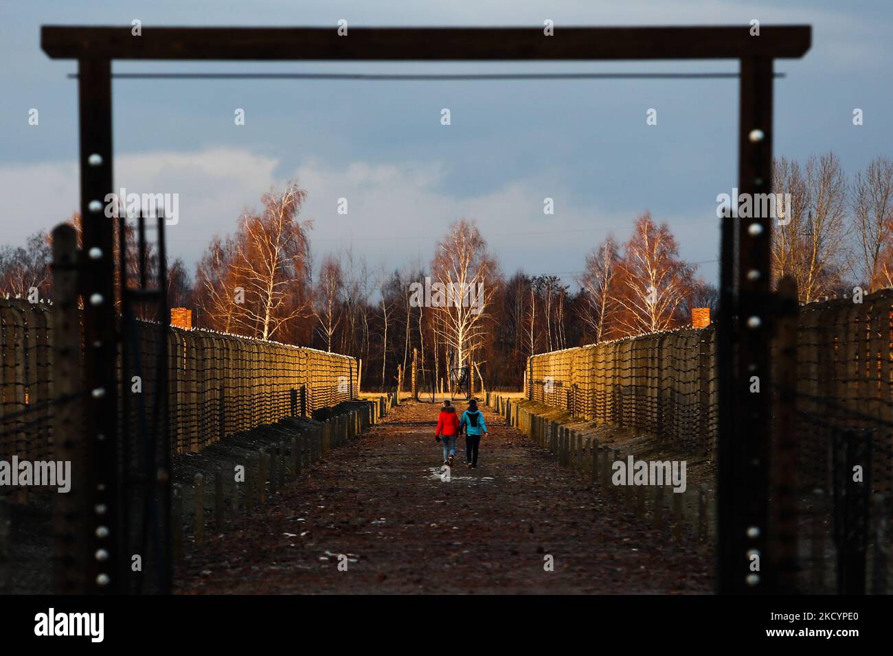 I visitatori dell'ex campo di concentramento tedesco nazista Auschwitz II-Birkenau a Brzezinka, vicino Oswiecim, Polonia, il 3 gennaio 2022. (Foto di Jakub Porzycki/NurPhoto) Foto Stock