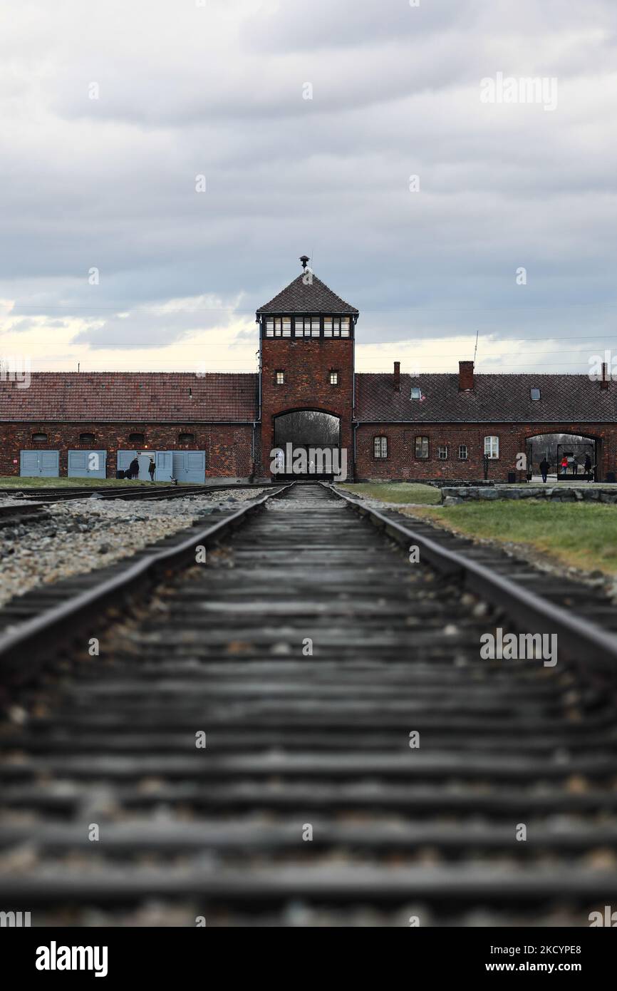 Porta della morte presso l'ex campo di concentramento tedesco nazista Auschwitz II-Birkenau a Brzezinka, vicino Oswiecim, Polonia, il 3 gennaio 2022. (Foto di Jakub Porzycki/NurPhoto) Foto Stock