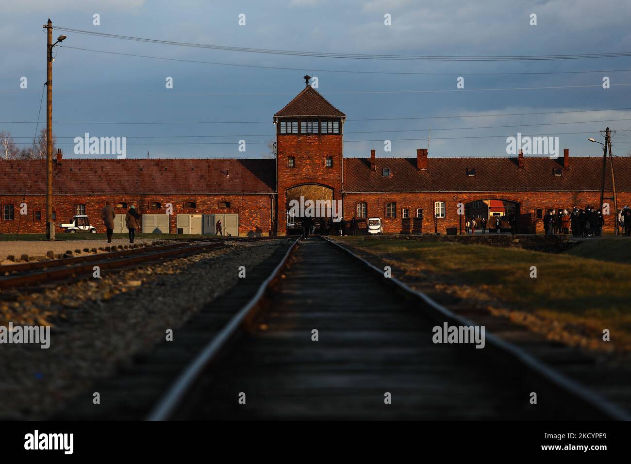 Porta della morte presso l'ex campo di concentramento tedesco nazista Auschwitz II-Birkenau a Brzezinka, vicino Oswiecim, Polonia, il 3 gennaio 2022. (Foto di Jakub Porzycki/NurPhoto) Foto Stock