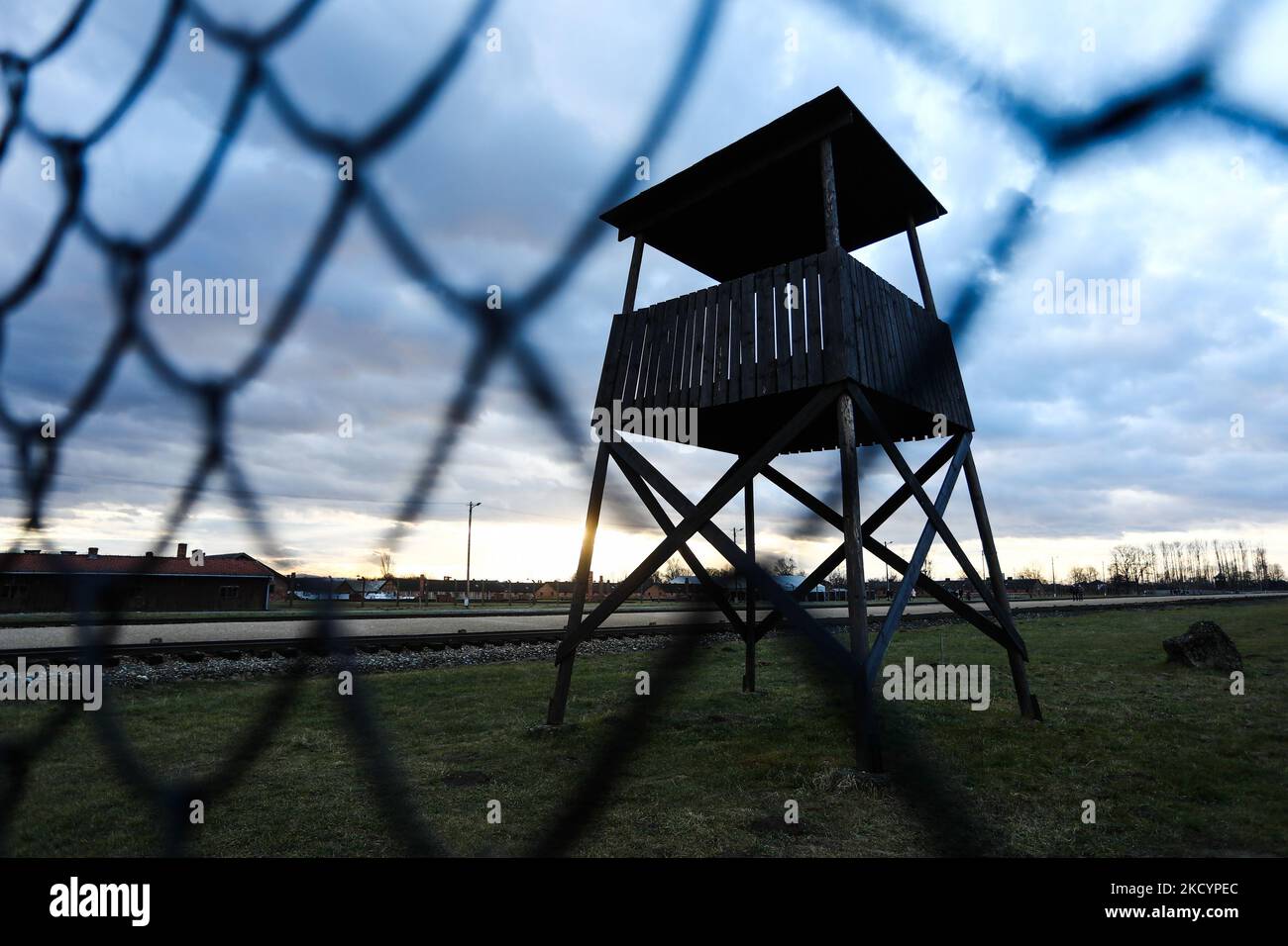 Una torre di guardia presso l'ex campo di concentramento tedesco nazista Auschwitz II-Birkenau a Brzezinka vicino Oswiecim, Polonia il 3 gennaio 2022. (Foto di Jakub Porzycki/NurPhoto) Foto Stock
