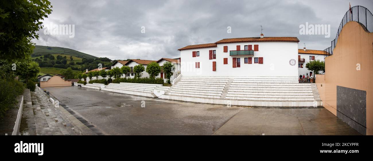 Il Fronton, un'arena per giocare il gioco pelota basca, è raffigurato Sare, nella zona basca della regione Nouvelle-Aquitaine in Francia il 13 luglio 2021. (Composizione di diverse immagini) (Foto di Emmanuele Contini/NurPhoto) Foto Stock