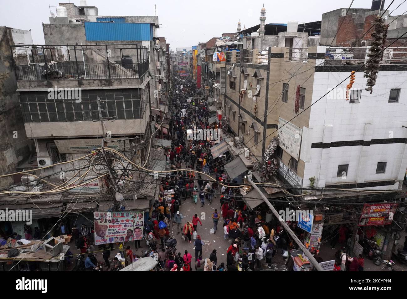 La gente fa shopping in un mercato affollato in mezzo alla diffusione della nuova variante 'omicron' di coronavirus (COVID-19), nei vecchi quartieri di Delhi, India il 4 gennaio 2022. (Foto di Mayank Makhija/NurPhoto) Foto Stock