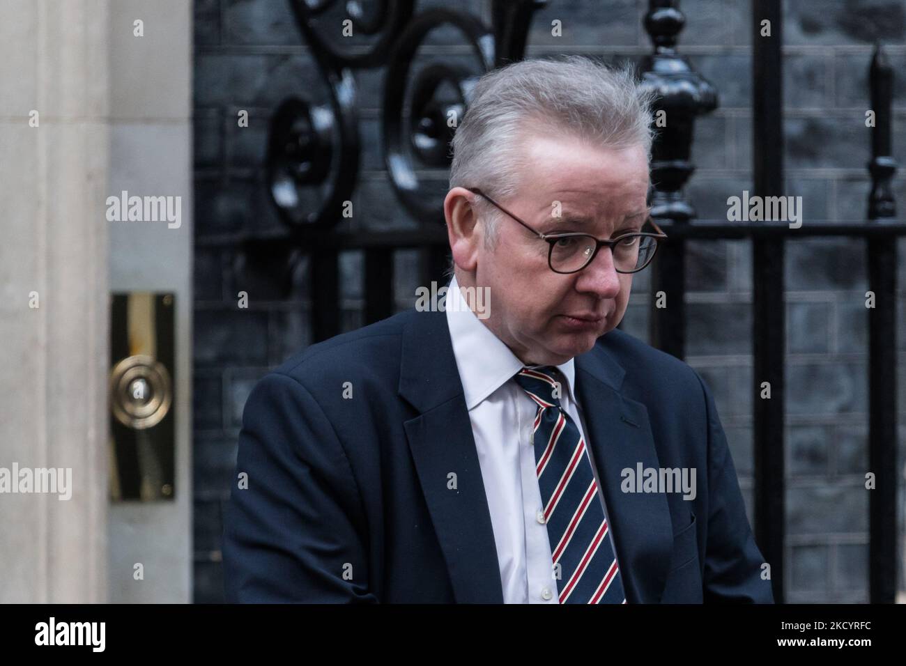 LONDRA, REGNO UNITO - 05 GENNAIO 2022: Segretario di Stato per il livellamento, gli alloggi e le comunità, il Ministro delle relazioni intergovernative Michael Gove lascia Downing Street nel centro di Londra il 05 gennaio 2022 a Londra, Inghilterra. (Foto di Wiktor Szymanowicz/NurPhoto) Foto Stock