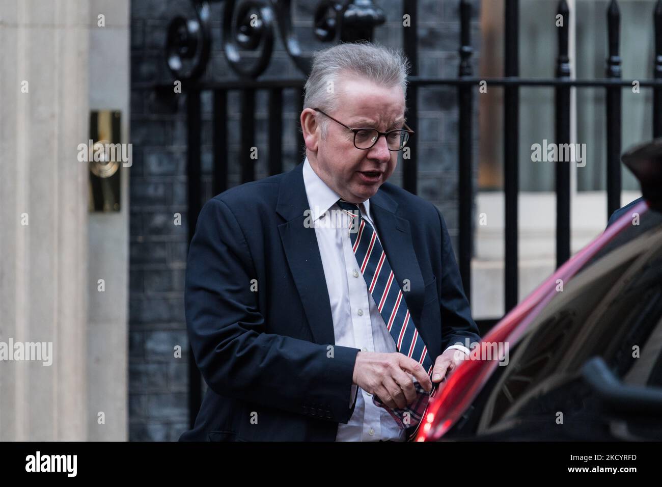 LONDRA, REGNO UNITO - 05 GENNAIO 2022: Segretario di Stato per il livellamento, gli alloggi e le comunità, il Ministro delle relazioni intergovernative Michael Gove lascia Downing Street nel centro di Londra il 05 gennaio 2022 a Londra, Inghilterra. (Foto di Wiktor Szymanowicz/NurPhoto) Foto Stock