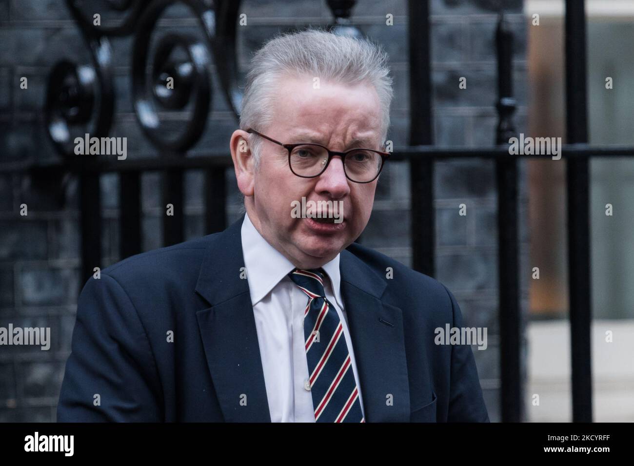 LONDRA, REGNO UNITO - 05 GENNAIO 2022: Segretario di Stato per il livellamento, gli alloggi e le comunità, il Ministro delle relazioni intergovernative Michael Gove lascia Downing Street nel centro di Londra il 05 gennaio 2022 a Londra, Inghilterra. (Foto di Wiktor Szymanowicz/NurPhoto) Foto Stock