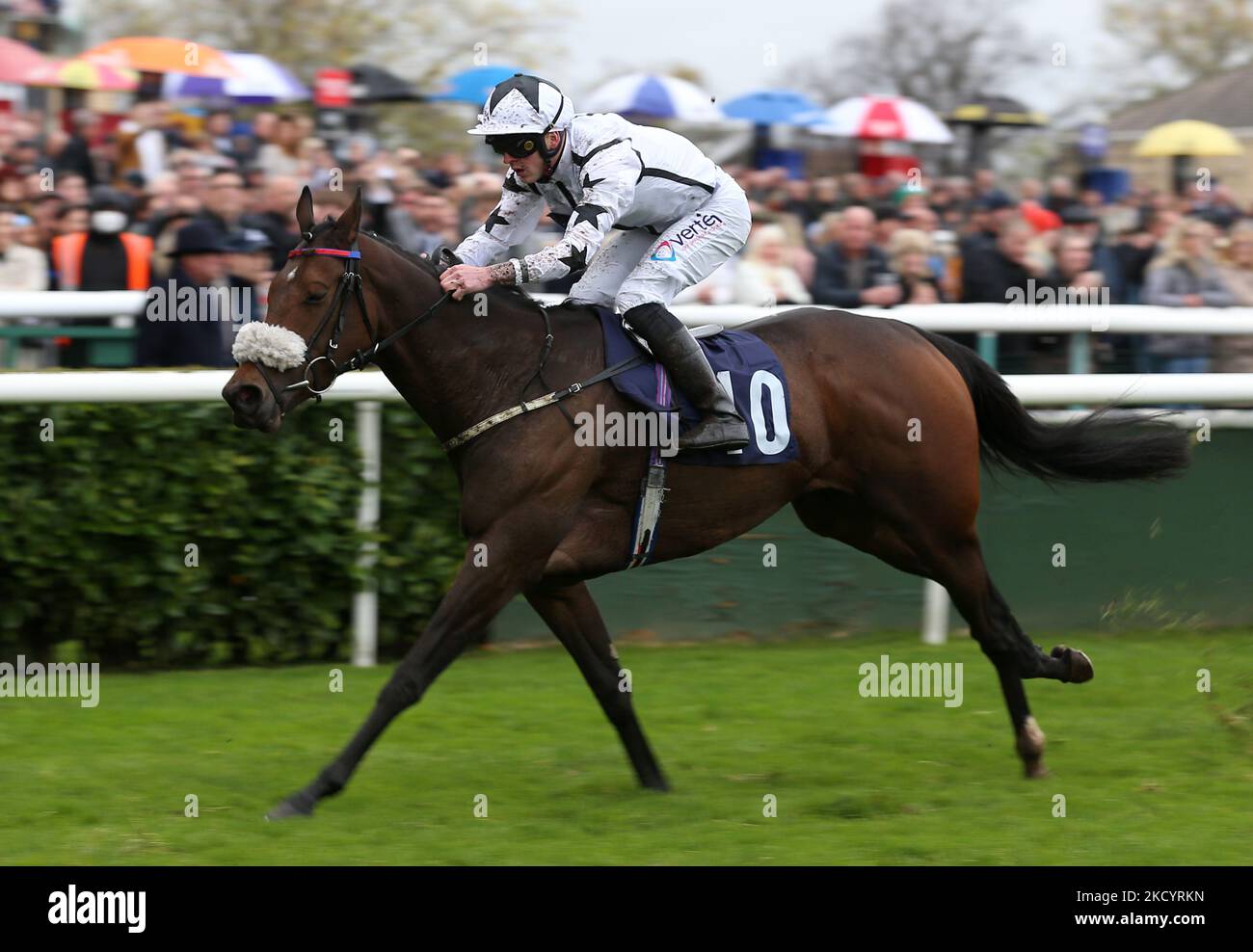 Fast Response guidato da Clifford Lee vince il Download The Betgoodwin App Wentworth Stakes durante il BETGOODWIN novembre handicap al Doncaster Racecourse. Data immagine: Sabato 5 novembre 2022. Foto Stock