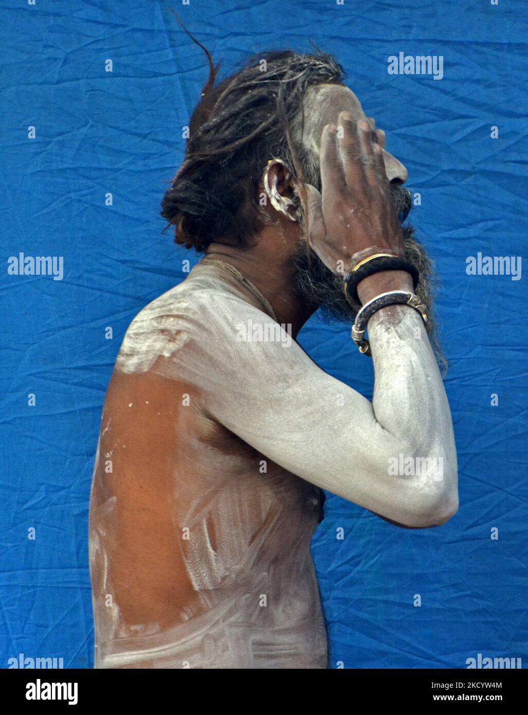 A naga sadhu nel campo di transito di Gangasagar in caso di emergenza di coronavirus a Kolkata, India, 06 gennaio 2022. (Foto di Indranil Aditya/NurPhoto) Foto Stock