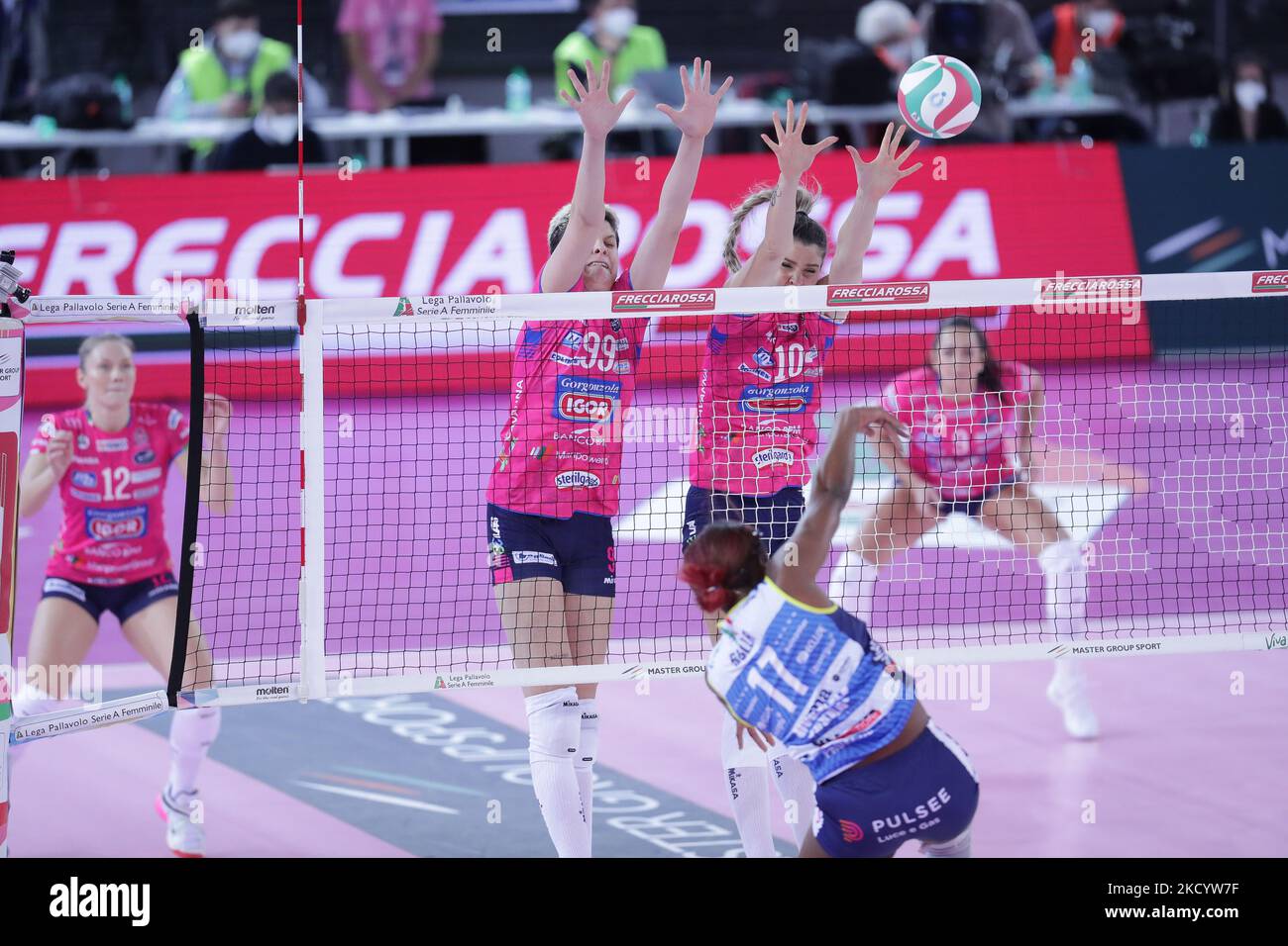 Ebrar Karakurt (Igor Gorgonzola Novara) Cristina Chirichella (Igor Gorgonzola Novara) durante la Volley Coppa delle Donne Imoco Volley Conegliano vs Igor Gorgonzola Novara il 06 gennaio 2022 al Palazzo dello Sport di Roma (Foto di Luigi Mariani/LiveMedia/NurPhoto) Foto Stock