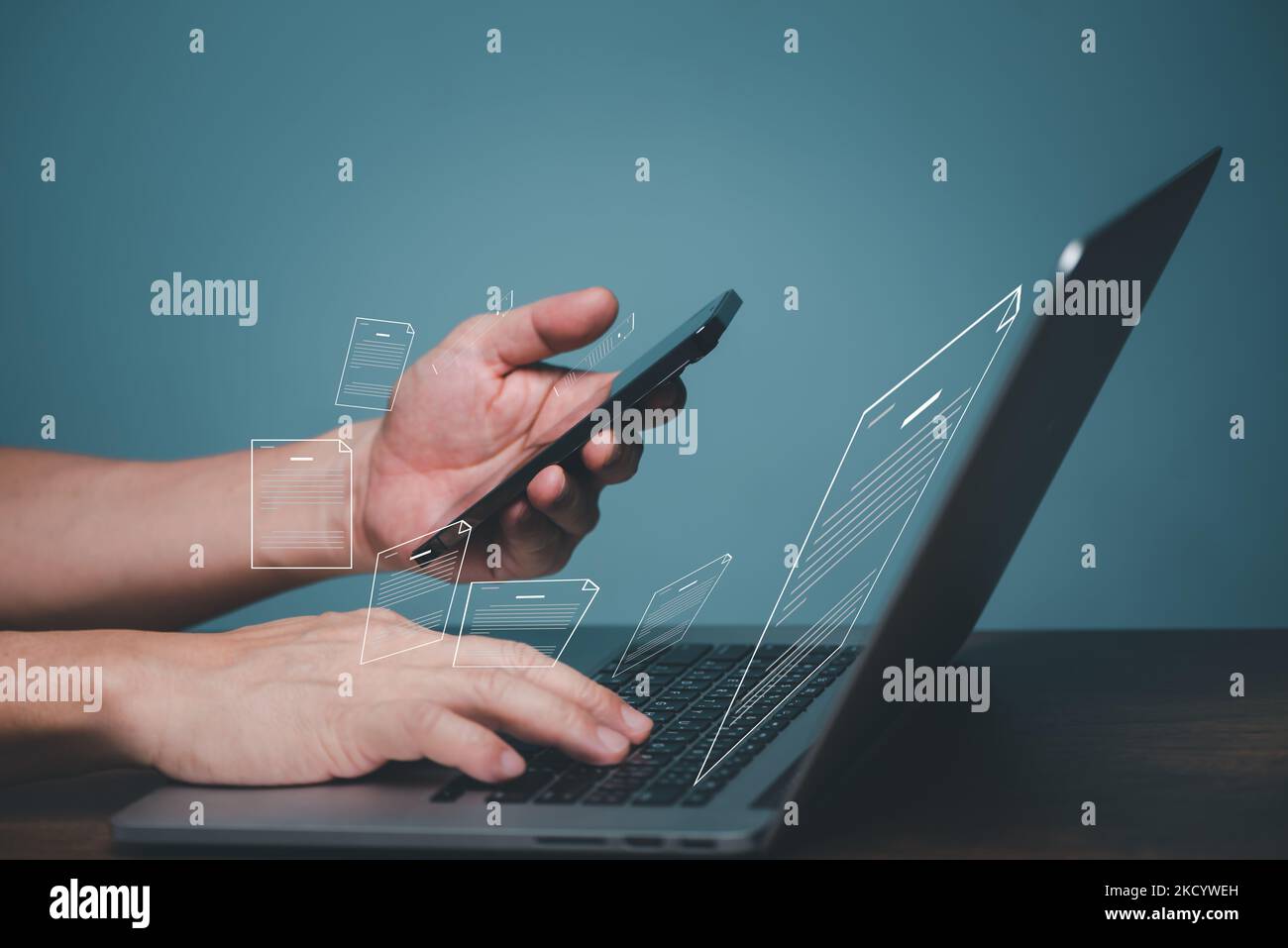 Concetto di sistema di gestione dei documenti, uomo d'affari che utilizza il software di gestione delle cartelle e delle icone dei documenti online, ricerca e gestione dei file online Foto Stock