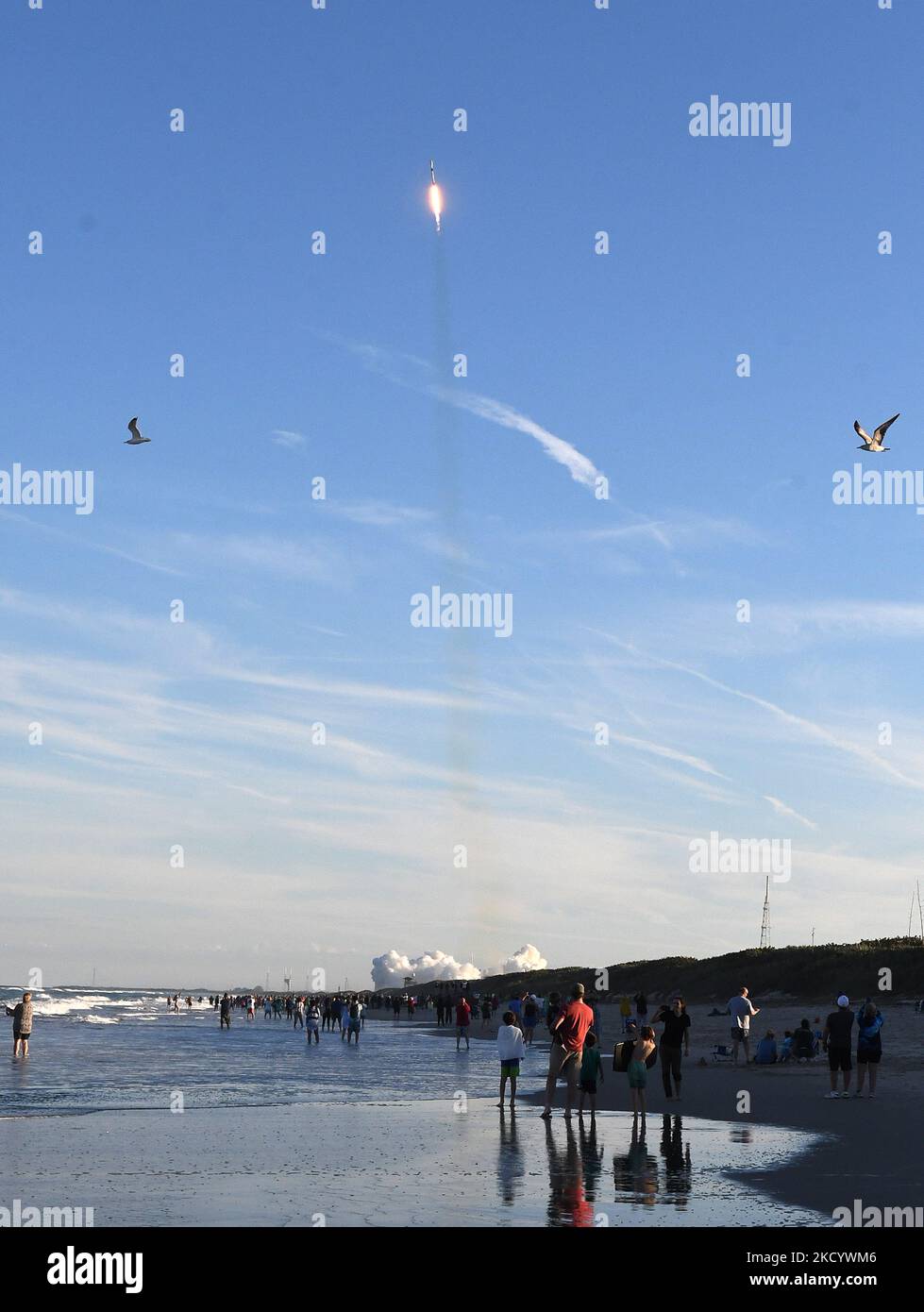 6 gennaio 2022 - Cape Canaveral, Florida, Stati Uniti - gli spettatori del Canaveral National Seashore guardano il lancio di un razzo SpaceX Falcon 9 dal pad 39A al Kennedy Space Center il 6 gennaio 2022 a Cape Canaveral, Florida. Il razzo trasporta 49 satelliti internet Starlink. (Foto di Paul Hennessy/NurPhoto) Foto Stock