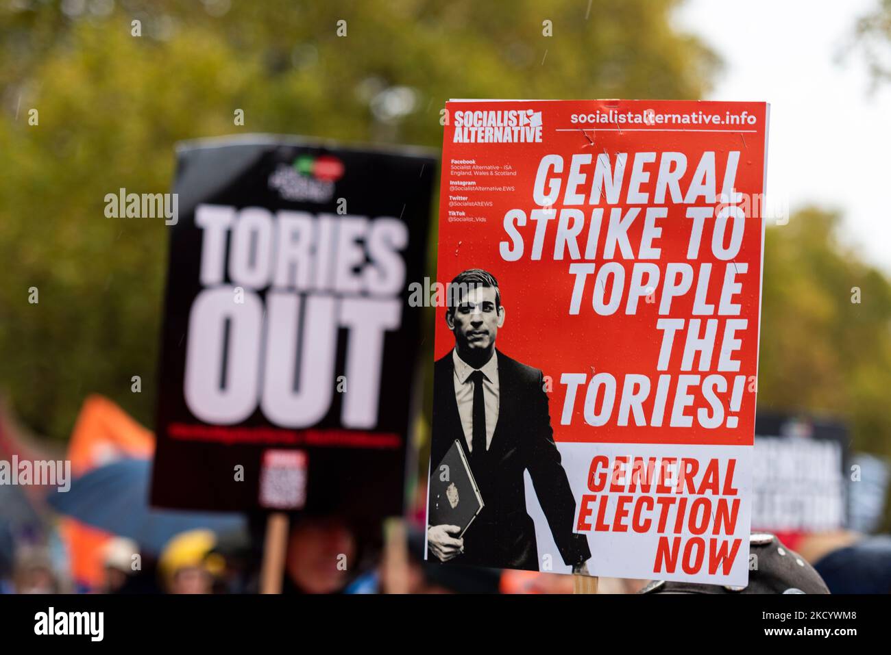 Westminster, Londra, Regno Unito. 5th Nov 2022. I manifestanti stanno dimostrando a Londra chiedendo che si svolgeranno le elezioni generali nel Regno Unito a seguito del ripetuto cambiamento della leadership del partito conservatore e quindi dei primi ministri. Essi considerano il primo ministro non eletto. Altri temi includono il costo della crisi, i salari bassi, la povertà di carburante e la nazionalizzazione. Cartello di protesta generale dello sciopero Foto Stock