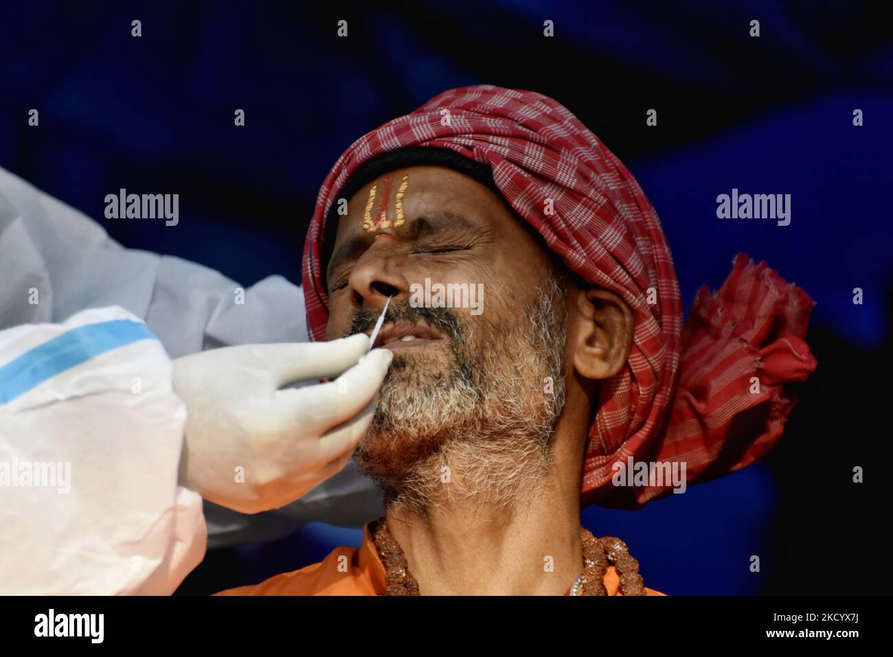 Un sadhu reagisce durante un test con tampone in un campo di transito di Gangasagar in mezzo all'emergenza del coronavirus a Kolkata, India, 07 gennaio 2022. (Foto di Indranil Aditya/NurPhoto) Foto Stock