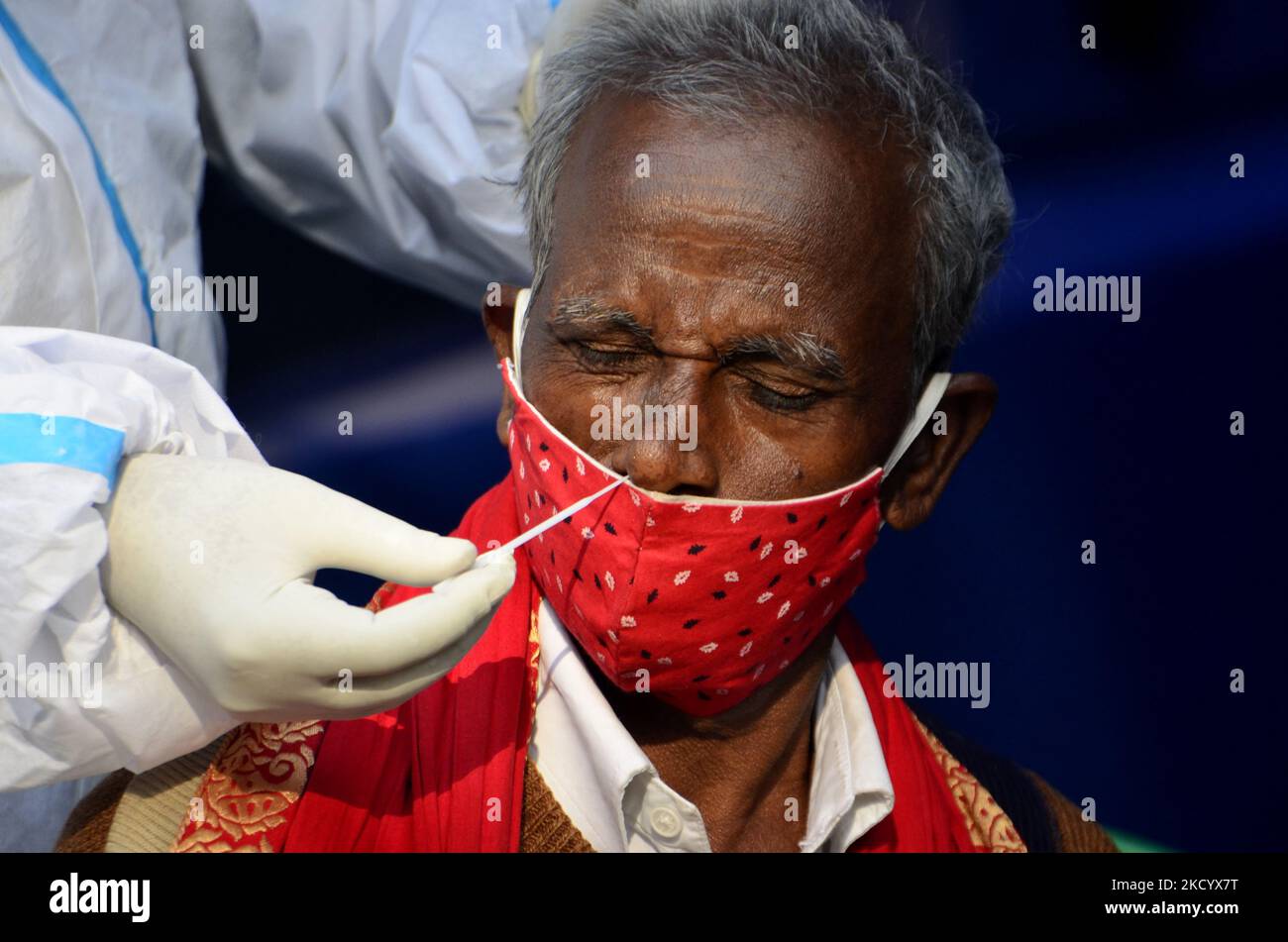 Un devoto reagisce durante un test con tampone in un campo di transito di Gangasagar in mezzo all'emergenza del coronavirus a Kolkata, India, 07 gennaio 2022. (Foto di Indranil Aditya/NurPhoto) Foto Stock