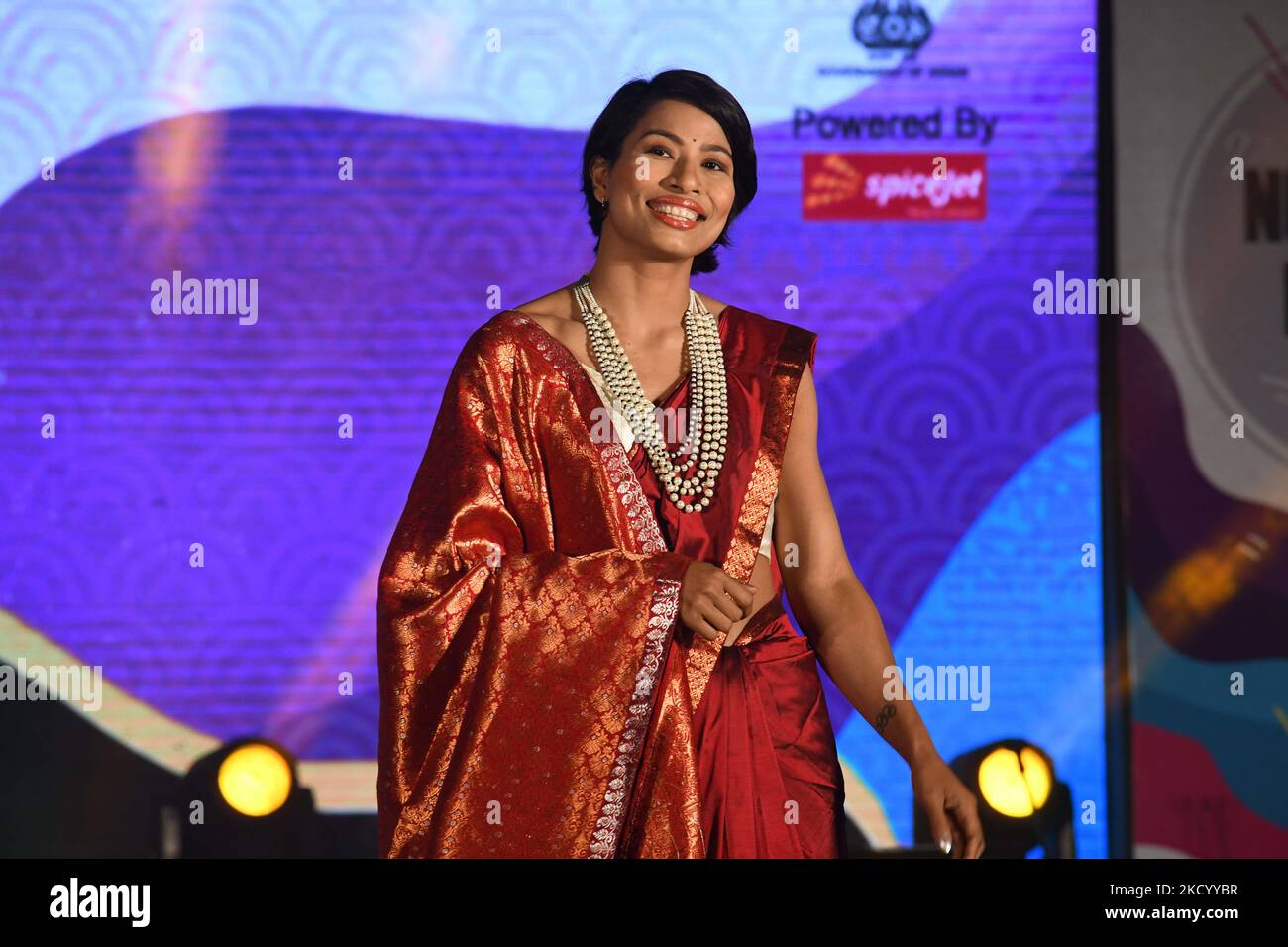 Il pugile medalista olimpico Lovlina Borgohain cammina su una rampa durante il 9th° Festival del Nord Est, a Guwahati, India, 8 gennaio 2022. (Foto di Anuwar Hazarika/NurPhoto) Foto Stock