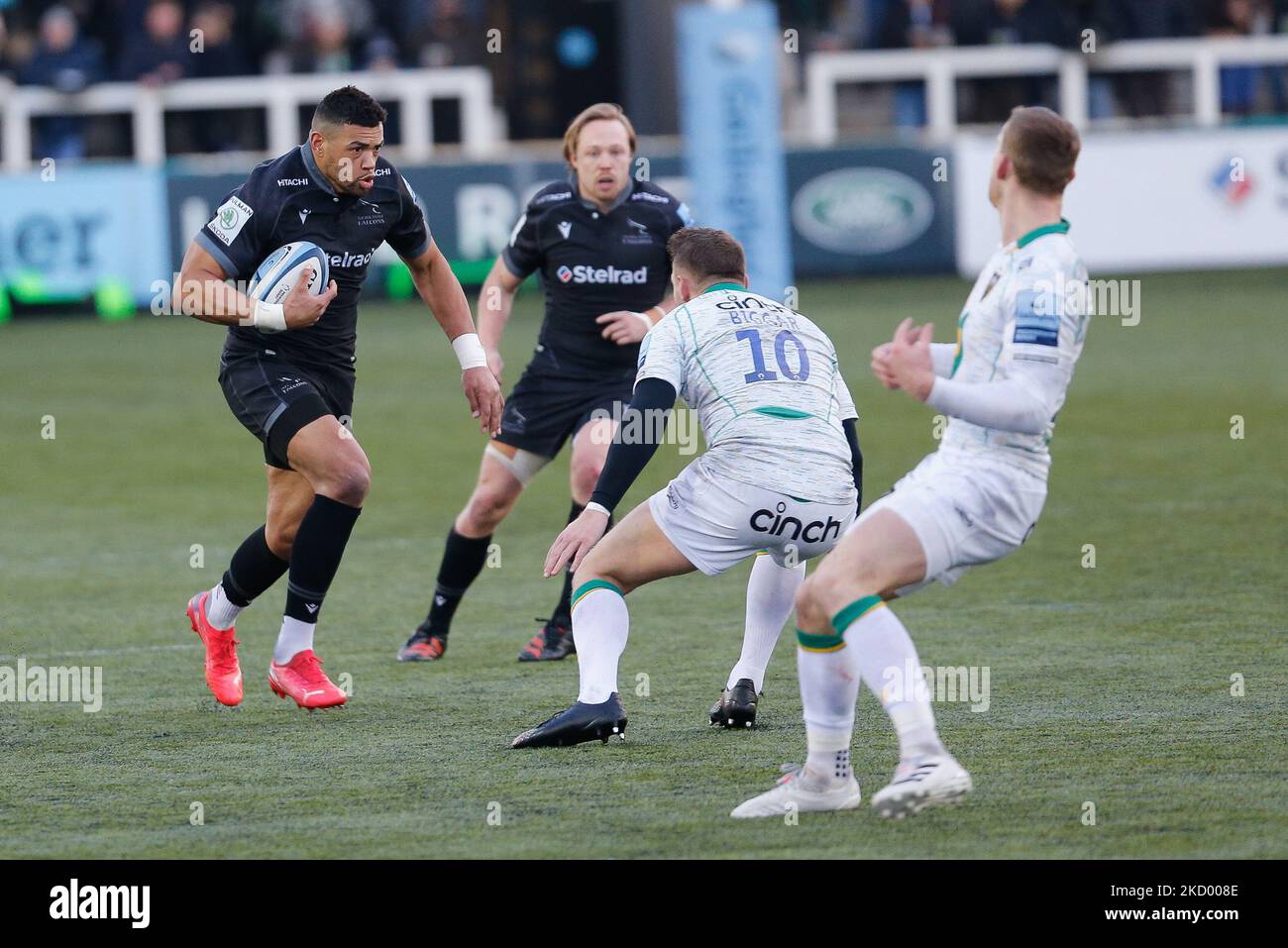 Luther Burrell di Newcastle Falcons corre a Dan Bigger durante la partita Gallagher Premiership tra Newcastle Falcons e Northampton Saints a Kingston Park, Newcastle, sabato 8th gennaio 2022. (Foto di Chris Lishman/MI News/NurPhoto) Foto Stock