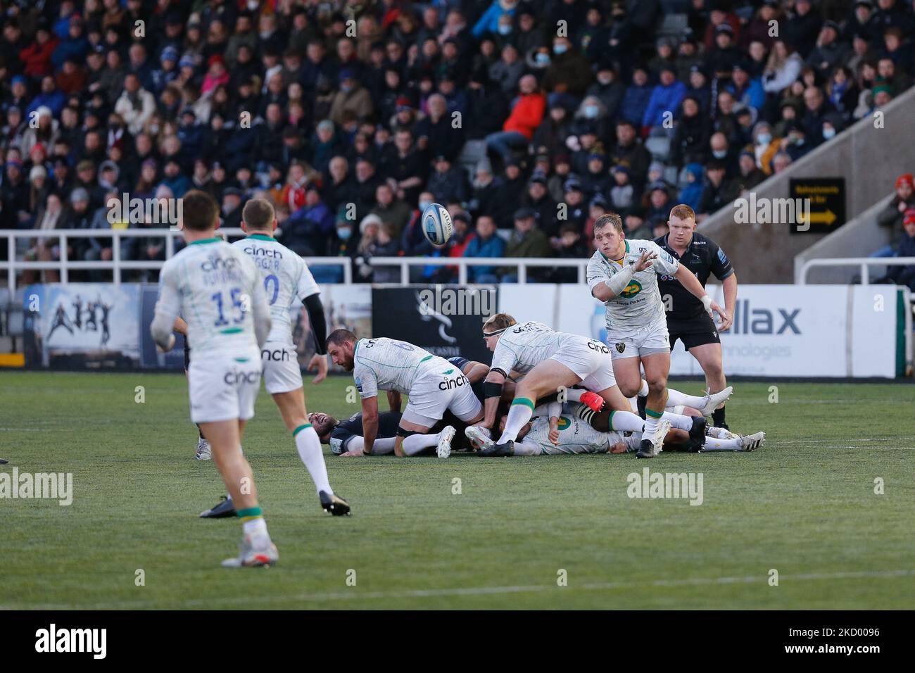 Alex `Waller of Northampton Saints lancia un passaggio da un ruck a Dan Bigger durante la partita Gallagher Premiership tra Newcastle Falcons e Northampton Saints a Kingston Park, Newcastle, sabato 8th gennaio 2022. (Foto di Chris Lishman/MI News/NurPhoto) Foto Stock