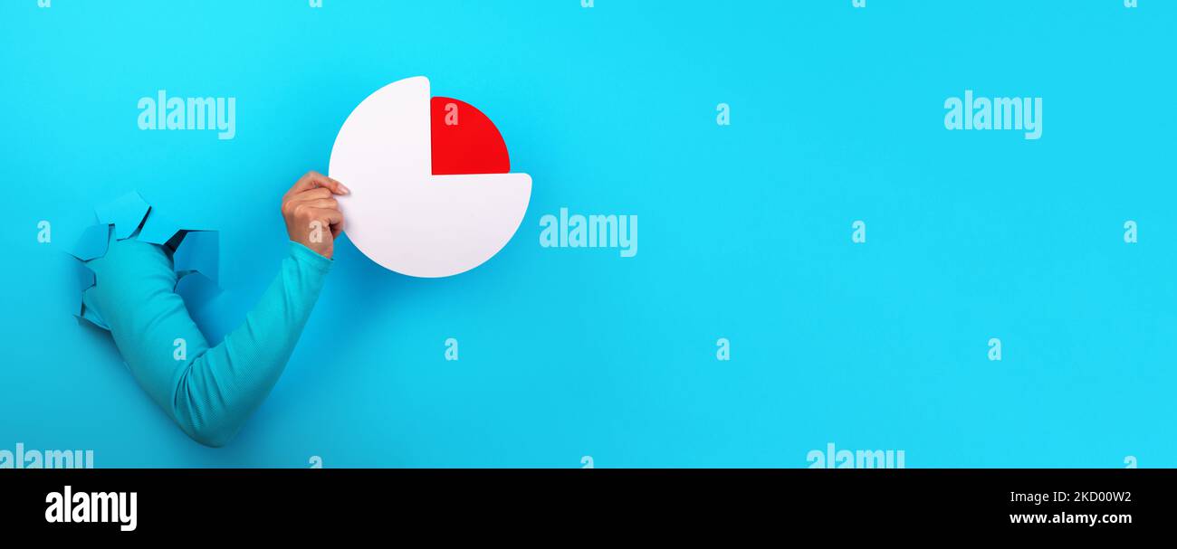 Tenere il grafico a torta su sfondo blu, layout panoramico Foto Stock