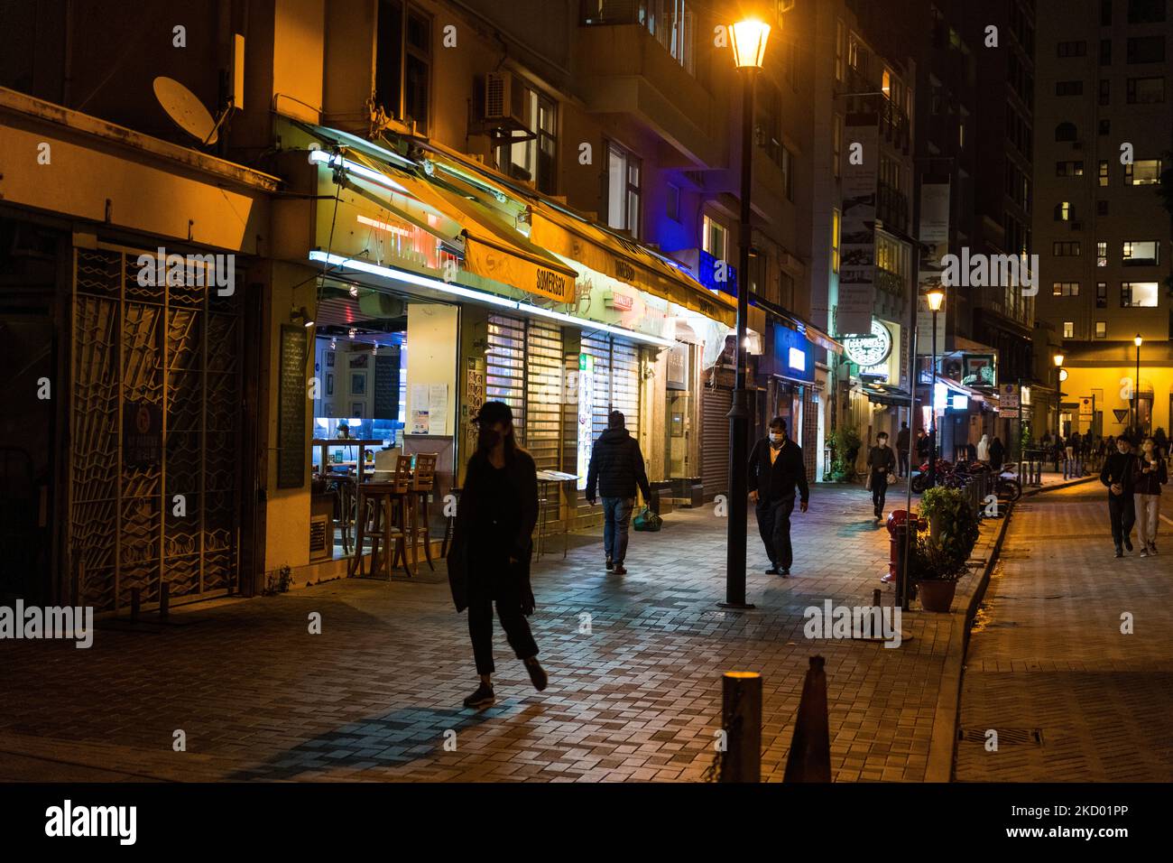 La strada principale di Stanley è priva di gente come i bar e i ristoranti hanno dovuto chiudere dopo le ricezioni pandemiche aumentate in Hong Kong, in Hong Kong, la Cina, il 9 gennaio 2022. (Foto di Marc Fernandes/NurPhoto) Foto Stock