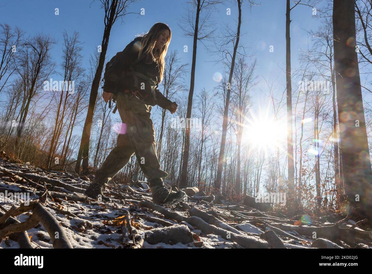 Edyta, un attivista ambientale pattuglia la foresta per trovare logginf durante una protesta professionale nella foresta di Turnicki il 6 gennaio 2022 vicino Makowa, Carpazi montagne, sud-est della Polonia. Attivisti della Wild Carpathian Initiative che continua la sua protesta professionale contro la deforestazione della zona Turnicki dei Carpathiani per nove mesi, nonostante le temperature invernali. Il gruppo ha bloccato gli accessi ai percorsi strategici degli equipaggi del disboscamento dalla fine di aprile 2021, quando le foreste nazionali hanno introdotto tagli forestali su larga scala nell'ambito del piano di gestione forestale. Argomenti degli attivisti Foto Stock