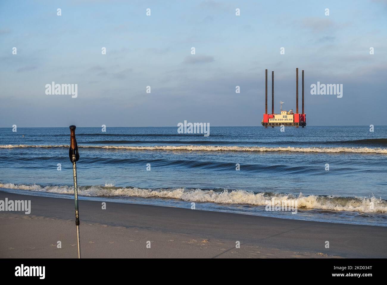 Piattaforma di sollevamento svedese Sound Prospector assunto per la ricerca geologica nel sito in cui la centrale nucleare deve essere costruita vicino alla costa del Mar Baltico si trova a Lubiatowo, comune di Choczewo, Polonia il 9 gennaio 2022 i villaggi di Lubiatowo e Kopalino sono stati nominati dal governo come il luogo preferito per la prima grande centrale nucleare polacca. (Foto di Michal Fludra/NurPhoto) Foto Stock