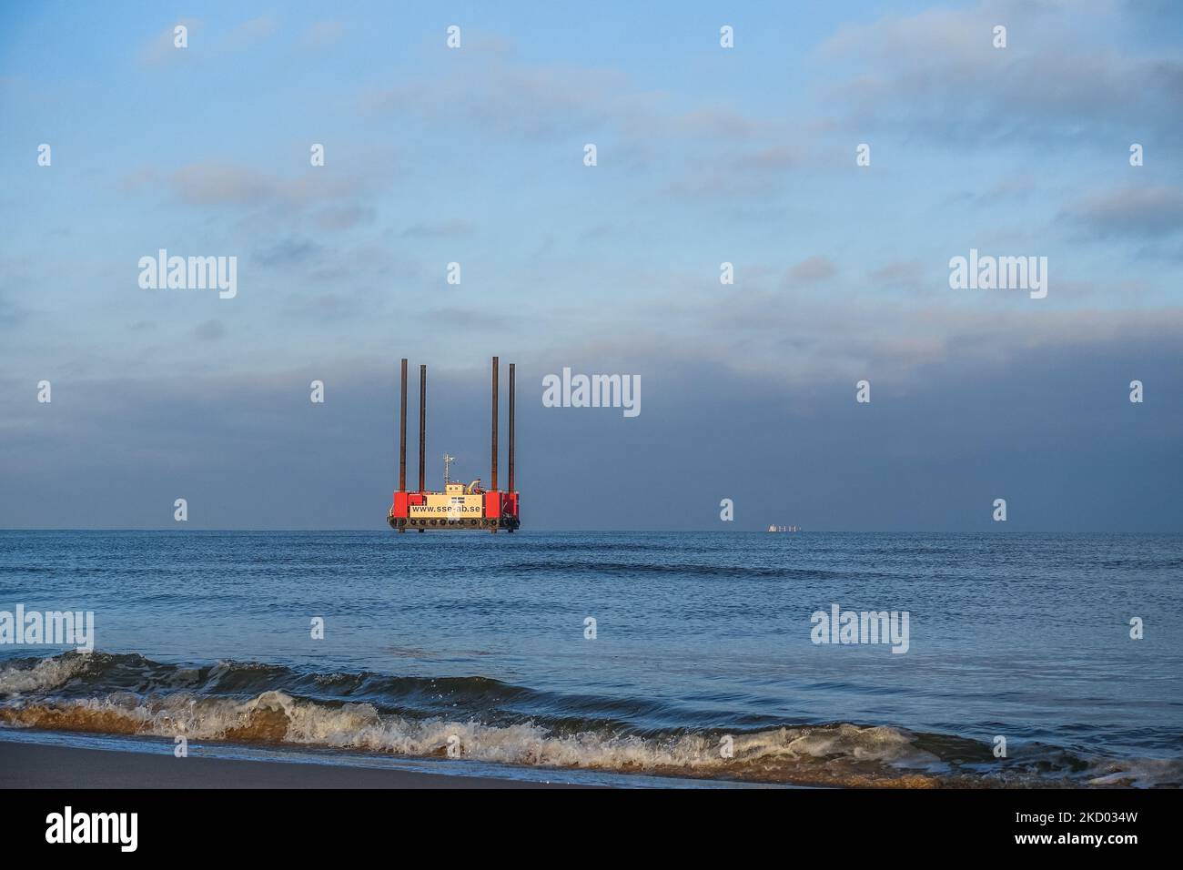 Piattaforma di sollevamento svedese Sound Prospector assunto per la ricerca geologica nel sito in cui la centrale nucleare deve essere costruita vicino alla costa del Mar Baltico si trova a Lubiatowo, comune di Choczewo, Polonia il 9 gennaio 2022 i villaggi di Lubiatowo e Kopalino sono stati nominati dal governo come il luogo preferito per la prima grande centrale nucleare polacca. (Foto di Michal Fludra/NurPhoto) Foto Stock