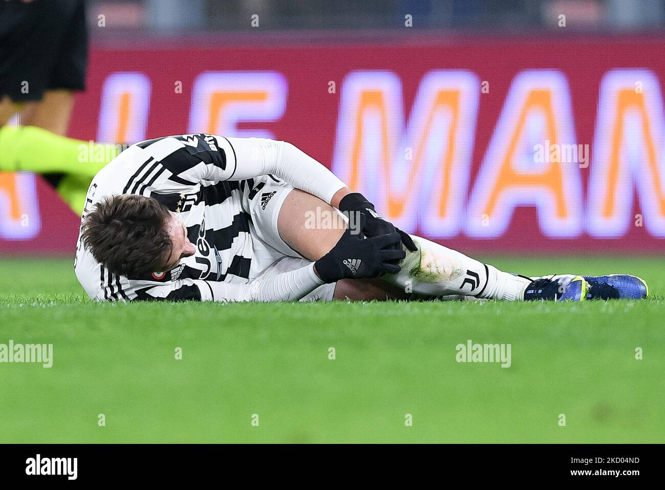 Federico Chiesa del FC Juventus lascia il campo ferito durante la Serie A match tra COME Roma e FC Juventus allo Stadio Olimpico di Roma, Italia il 9 gennaio 2022. (Foto di Giuseppe Maffia/NurPhoto) Foto Stock