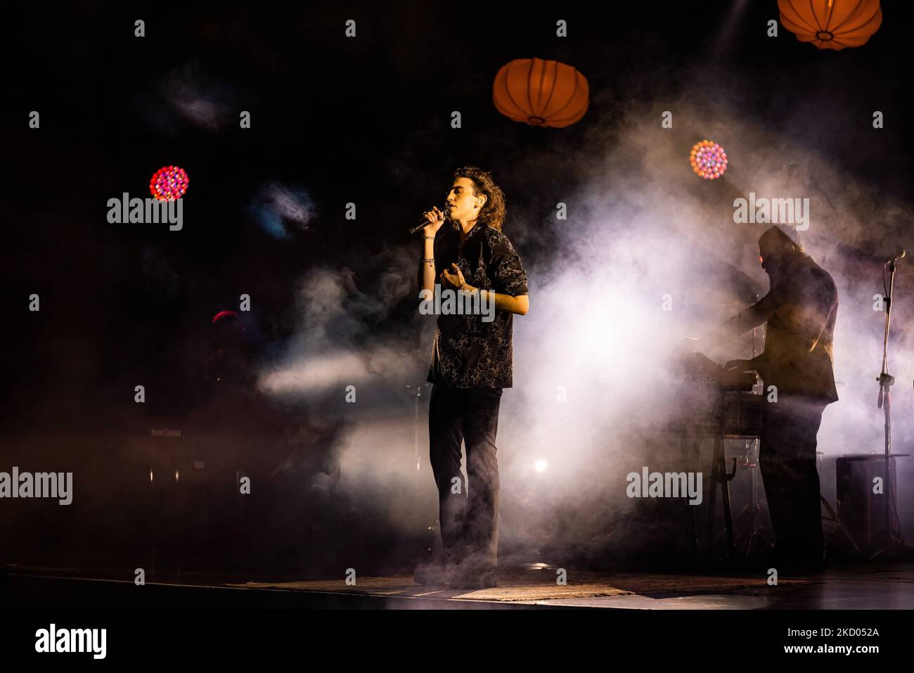 Michele Bravi suona dal vivo al Teatro degli Arcimboldi il 19 dicembre 2021 a Milano. (Foto di Alessandro Bremec/NurPhoto) Foto Stock