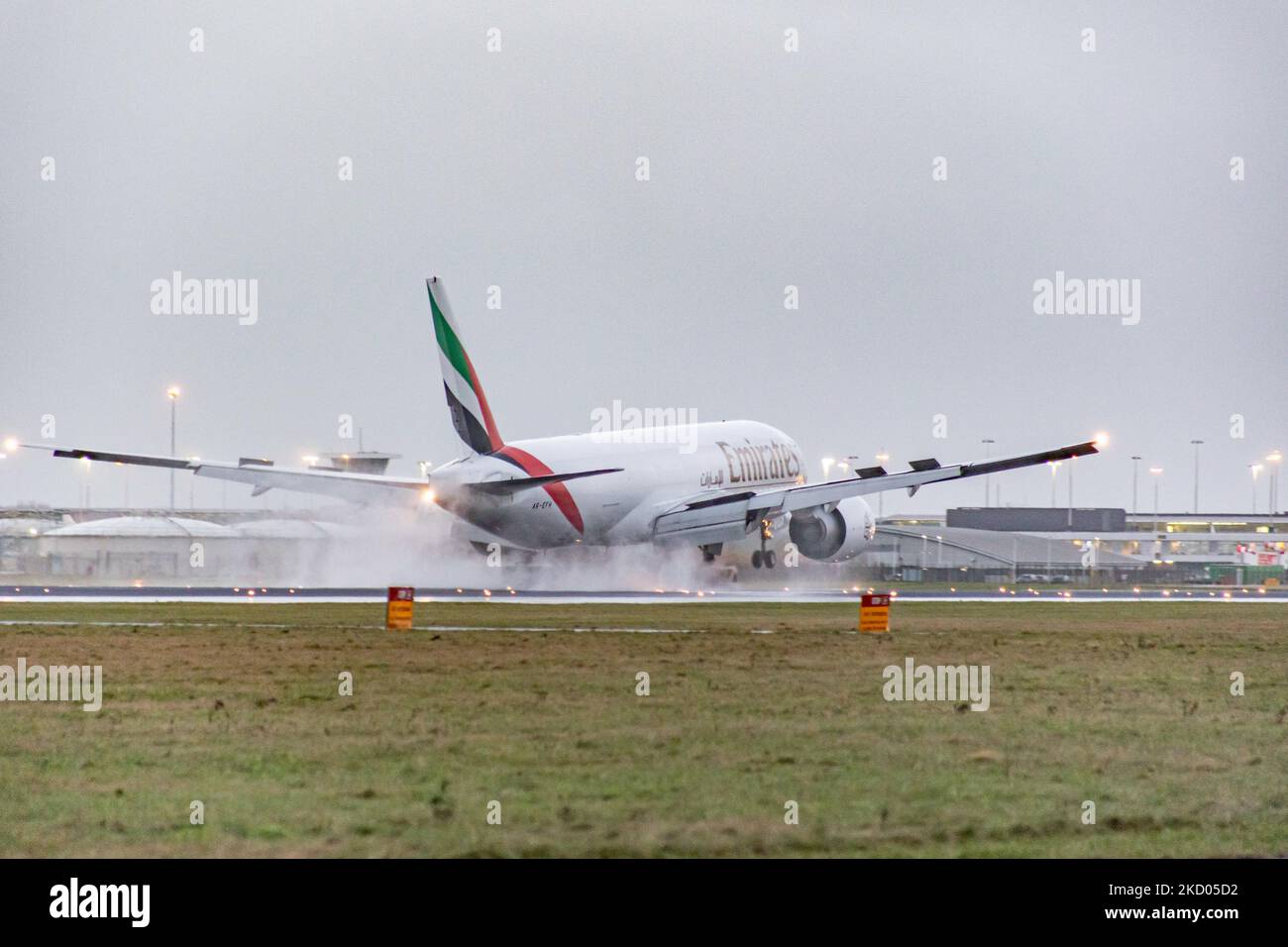 Emirates SkyCargo Aircraft Boeing 777F con registrazione A6-EFH atterra all'aeroporto Schiphol di Amsterdam AMS EHAM nei Paesi Bassi durante una serata con clima piovoso. Emirates Sky Cargo è la 4th più grande compagnia aerea cargo, che sposta il trasporto merci dall'Aeroporto Internazionale di al Maktoum a 26 destinazioni come una filiale di Emirates Group, con sede a Dubai, Emirati Arabi Uniti UAE. I voli cargo hanno aumentato la domanda e volano di più mentre il traffico dell'industria dell'aviazione dei passeggeri sta gradualmente considerando un periodo difficile con la pandemia di coronavirus di Covid-19 che ha un impatto negativo sull'industria del commercio di corsa con fe Foto Stock