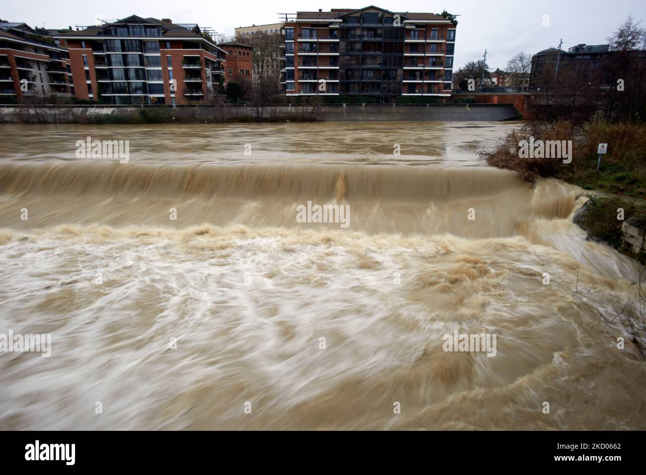 Il fiume Garonna durante le inondazioni. Dopo diversi giorni di pioggia senza interruzioni, il fiume Garonna a Tolosa è quasi 3,6m al di sopra della sua normale. L'ultima volta che il fiume Garonna ha allagato così tanto è stato il 10th 2000 giugno. Le sue rive fluviali a Tolosa sono allagate dove non c'è alcuna diga. Tolosa. Francia. Gennaio 10th 2022. (Foto di Alain Pitton/NurPhoto) Foto Stock