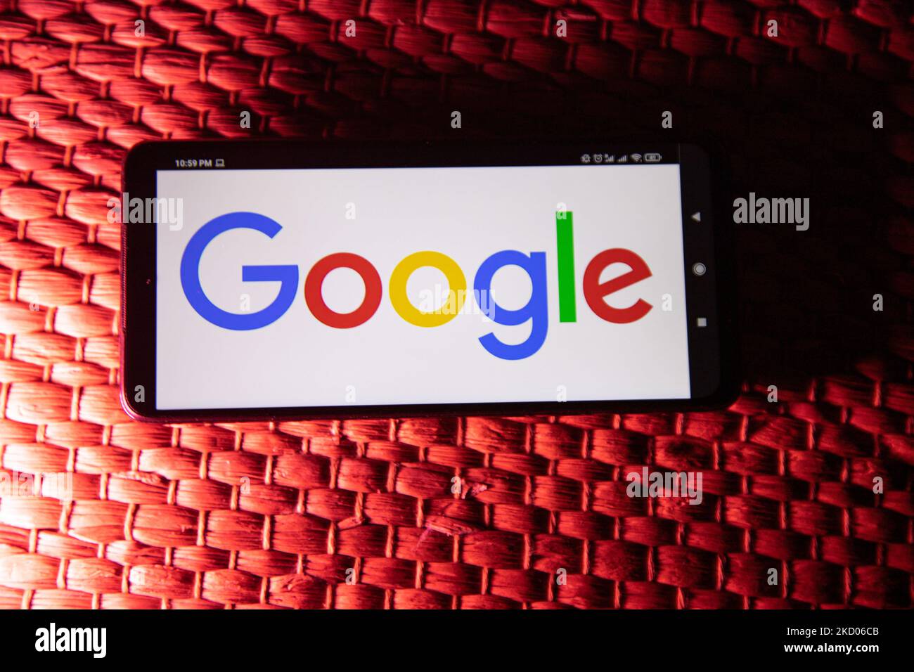 Logo Google closeup visualizzato su uno schermo del telefono, smartphone il logo o il motore di ricerca in vari sfondi come la tastiera, la texture illuminata scura o uno schermo del computer, come si vede in questa illustrazione di esposizione multipla, il simbolo dell'azienda è riconosciuto a livello globale. Google, LLC è un colosso tecnologico americano, una multinazionale che si specializza nei servizi e nei prodotti connessi a Internet, che includono le tecnologie di pubblicità online, un motore di ricerca, il cloud computing, il software e l'hardware. È considerata una delle quattro grandi aziende tecnologiche - Big Tech negli Stati Uniti e a livello globale Foto Stock