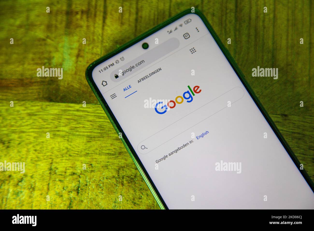 Logo Google closeup visualizzato su uno schermo del telefono, smartphone il logo o il motore di ricerca in vari sfondi come la tastiera, la texture illuminata scura o uno schermo del computer, come si vede in questa illustrazione di esposizione multipla, il simbolo dell'azienda è riconosciuto a livello globale. Google, LLC è un colosso tecnologico americano, una multinazionale che si specializza nei servizi e nei prodotti connessi a Internet, che includono le tecnologie di pubblicità online, un motore di ricerca, il cloud computing, il software e l'hardware. È considerata una delle quattro grandi aziende tecnologiche - Big Tech negli Stati Uniti e a livello globale Foto Stock