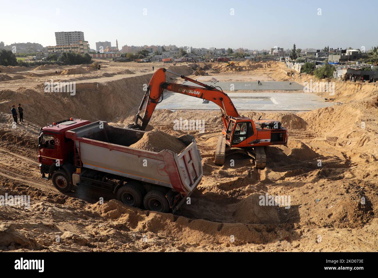 Lavori di macchinari egiziani nel sito di costruzione di un nuovo complesso residenziale a nord di Gaza City il 11 gennaio 2022. - L'Egitto si fa sentire di nuovo nella vicina enclave palestinese, emergendo come un benefattore chiave dopo l'ultimo scontro tra Hamas e Israele in maggio (Foto di Majdi Fathi/NurPhoto) Foto Stock