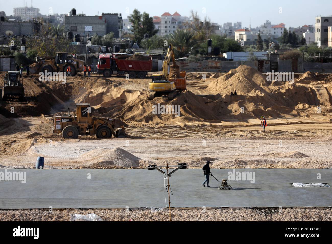 Lavori di macchinari egiziani nel sito di costruzione di un nuovo complesso residenziale a nord di Gaza City il 11 gennaio 2022. - L'Egitto si fa sentire di nuovo nella vicina enclave palestinese, emergendo come un benefattore chiave dopo l'ultimo scontro tra Hamas e Israele in maggio (Foto di Majdi Fathi/NurPhoto) Foto Stock