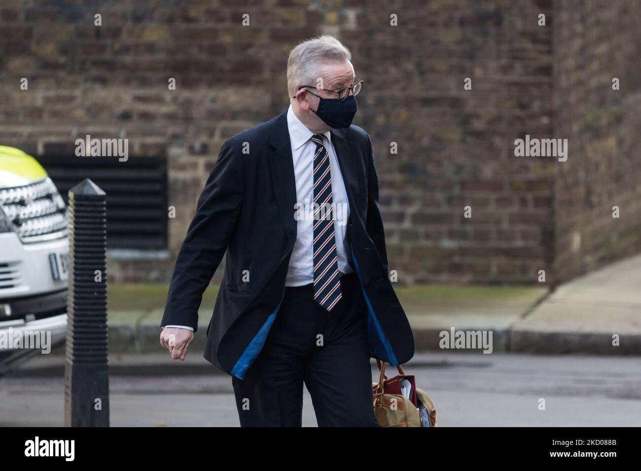 LONDRA, REGNO UNITO - 12 GENNAIO 2022: Segretario di Stato per il livellamento, gli alloggi e le comunità, il Ministro delle relazioni intergovernative Michael Gove lascia Downing Street nel centro di Londra il 12 gennaio 2022 a Londra, Inghilterra. (Foto di Wiktor Szymanowicz/NurPhoto) Foto Stock