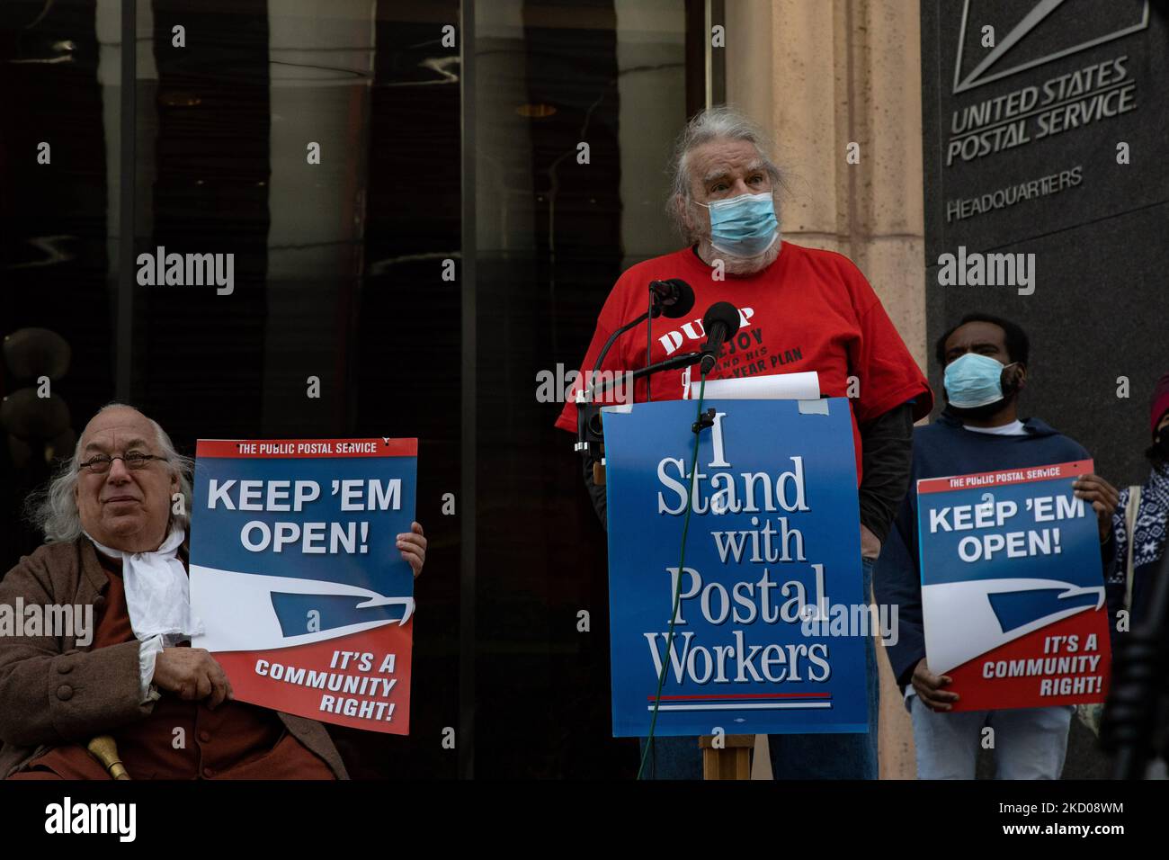 Dennis o’Neil, un lavoratore del servizio postale degli Stati Uniti in pensione di New York, interviene in una manifestazione al di fuori della sede centrale dell'USPS a Washington, D.C. il 12 gennaio 2022 per sollecitare il consiglio dei governatori postali a rimuovere il postmaster Louis Dejoy, Affermando che le sue azioni presso l'agenzia stanno danneggiando il paese e ostacolando la possibilità di avere elezioni libere ed eque (Foto di Bryan Olin Dozier/NurPhoto) Foto Stock