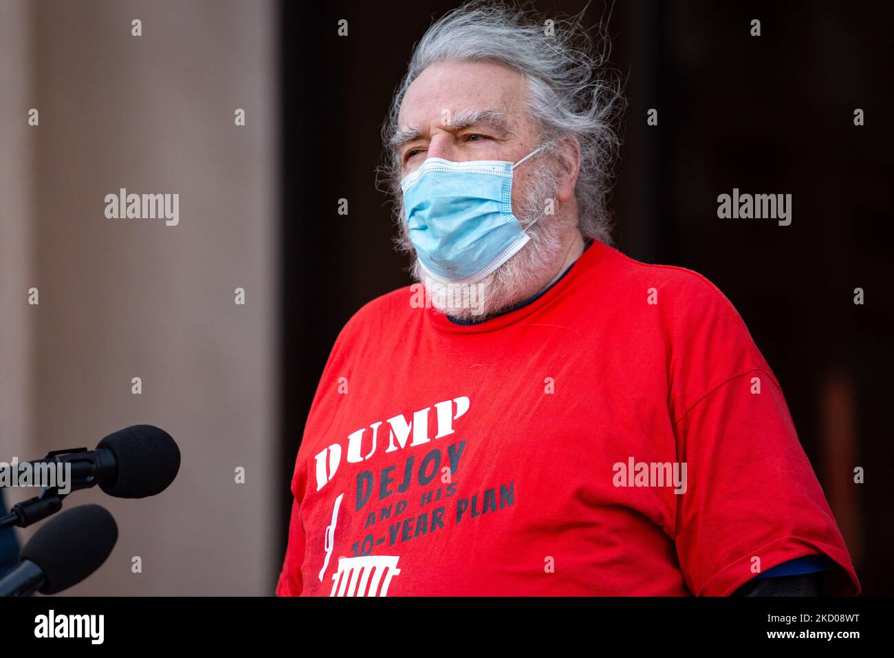 Dennis o’Neil, un lavoratore del servizio postale degli Stati Uniti in pensione di New York, interviene in una manifestazione al di fuori della sede centrale dell'USPS a Washington, D.C. il 12 gennaio 2022 per sollecitare il consiglio dei governatori postali a rimuovere il postmaster Louis Dejoy, Affermando che le sue azioni presso l'agenzia stanno danneggiando il paese e ostacolando la possibilità di avere elezioni libere ed eque (Foto di Bryan Olin Dozier/NurPhoto) Foto Stock