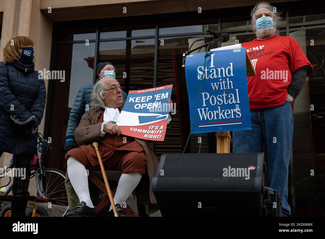 Dennis o’Neil, un lavoratore del servizio postale degli Stati Uniti in pensione di New York, interviene in una manifestazione al di fuori della sede centrale dell'USPS a Washington, D.C. il 12 gennaio 2022 per sollecitare il consiglio dei governatori postali a rimuovere il postmaster Louis Dejoy, Affermando che le sue azioni presso l'agenzia stanno danneggiando il paese e ostacolando la possibilità di avere elezioni libere ed eque (Foto di Bryan Olin Dozier/NurPhoto) Foto Stock