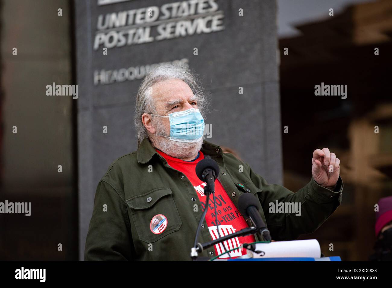 Dennis o’Neil, un lavoratore del servizio postale degli Stati Uniti in pensione di New York, interviene in una manifestazione al di fuori della sede centrale dell'USPS a Washington, D.C. il 12 gennaio 2022 per sollecitare il consiglio dei governatori postali a rimuovere il postmaster Louis Dejoy, Affermando che le sue azioni presso l'agenzia stanno danneggiando il paese e ostacolando la possibilità di avere elezioni libere ed eque (Foto di Bryan Olin Dozier/NurPhoto) Foto Stock