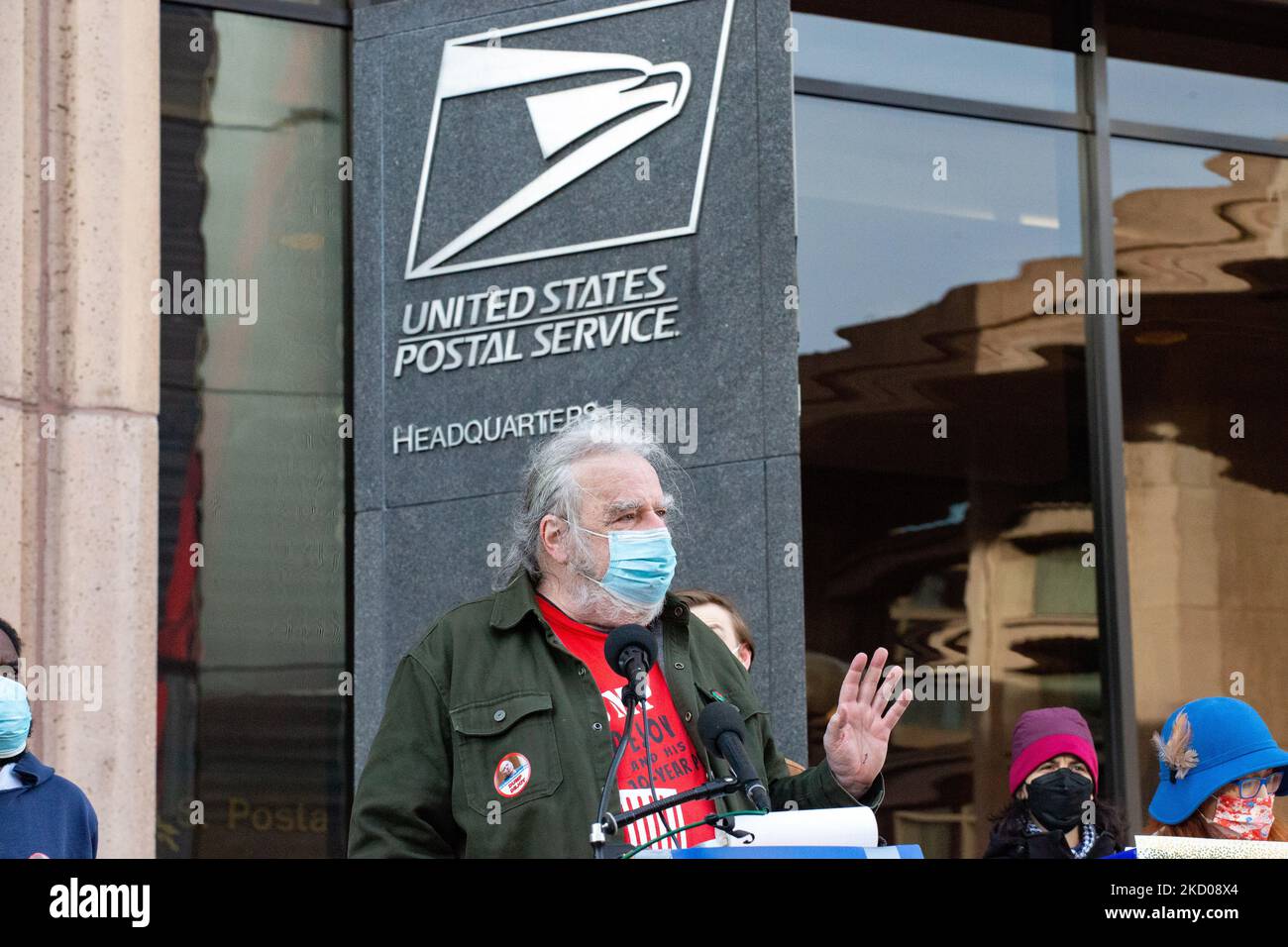 Dennis o’Neil, un lavoratore del servizio postale degli Stati Uniti in pensione di New York, interviene in una manifestazione al di fuori della sede centrale dell'USPS a Washington, D.C. il 12 gennaio 2022 per sollecitare il consiglio dei governatori postali a rimuovere il postmaster Louis Dejoy, Affermando che le sue azioni presso l'agenzia stanno danneggiando il paese e ostacolando la possibilità di avere elezioni libere ed eque (Foto di Bryan Olin Dozier/NurPhoto) Foto Stock