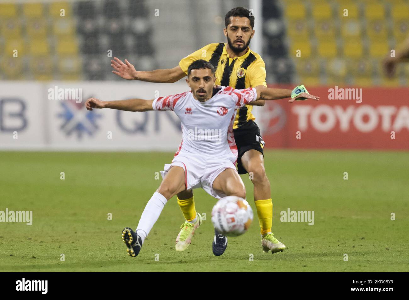 Mohsen al-Yazidi (7) di al-Shamal controlla la palla mentre è sotto pressione da Khalaf Saad al Malki (13) durante la partita della Qatar Stars League tra Qatar SC e al-Shamal al Suheim Bin Hamad Stadium, Doha, Qatar, il 12 gennaio 2022. (Foto di Simon Holmes/NurPhoto) Foto Stock