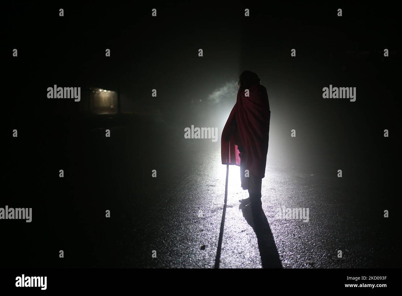 Un guardiano si trova di notte in un villaggio rurale nella divisione di Mymensingh, Bangladesh, il 12 gennaio 2022. (Foto di Rehman Asad/NurPhoto) Foto Stock