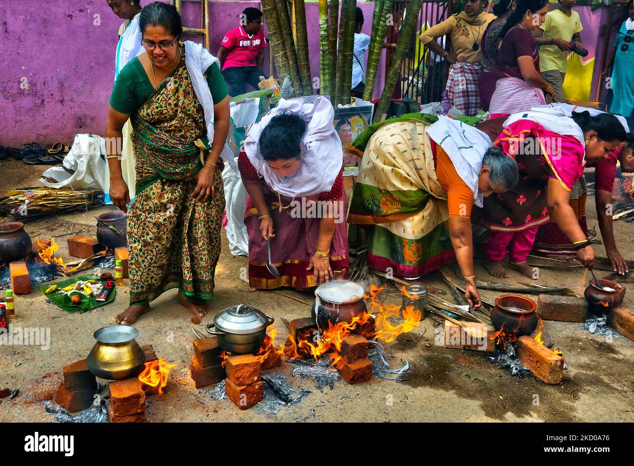 Donne indù che cucinano il pongala durante il Festival di Attukal Pongala Mahotsavam nella città di Thiruvananthapuram (Trivandrum), Kerala, India, il 19 febbraio 2019. L'Attukal Pongala Mahotsavam Festival è celebrato da milioni di donne indù ogni anno. Durante questo festival le donne preparano Pongala (riso cotto con gaggery, ghee, cocco e altri ingredienti) all'aperto in piccole pentole per soddisfare la dea Kannaki. Si fa come un'offerta alla dea Attukal Devi (conosciuta popolarmente come Attukal Amma) che si crede di soddisfare i desideri dei suoi devoti e di fornire prosperità. (Foto di Creative Foto Stock