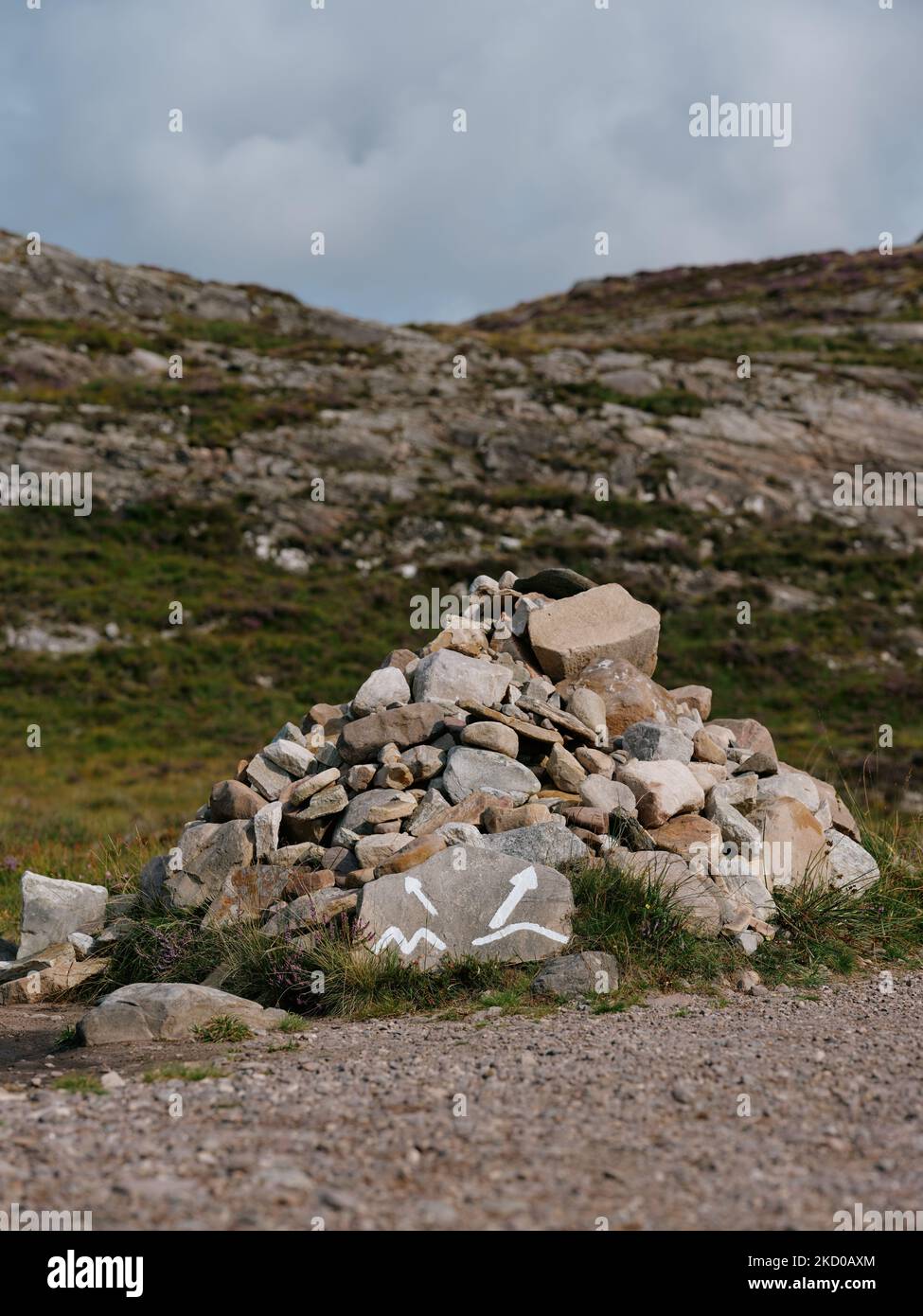 Scelta tra percorso difficile o facile - percorso montano o pianeggiante - direzione della vita decisionale - scelte di vita Foto Stock