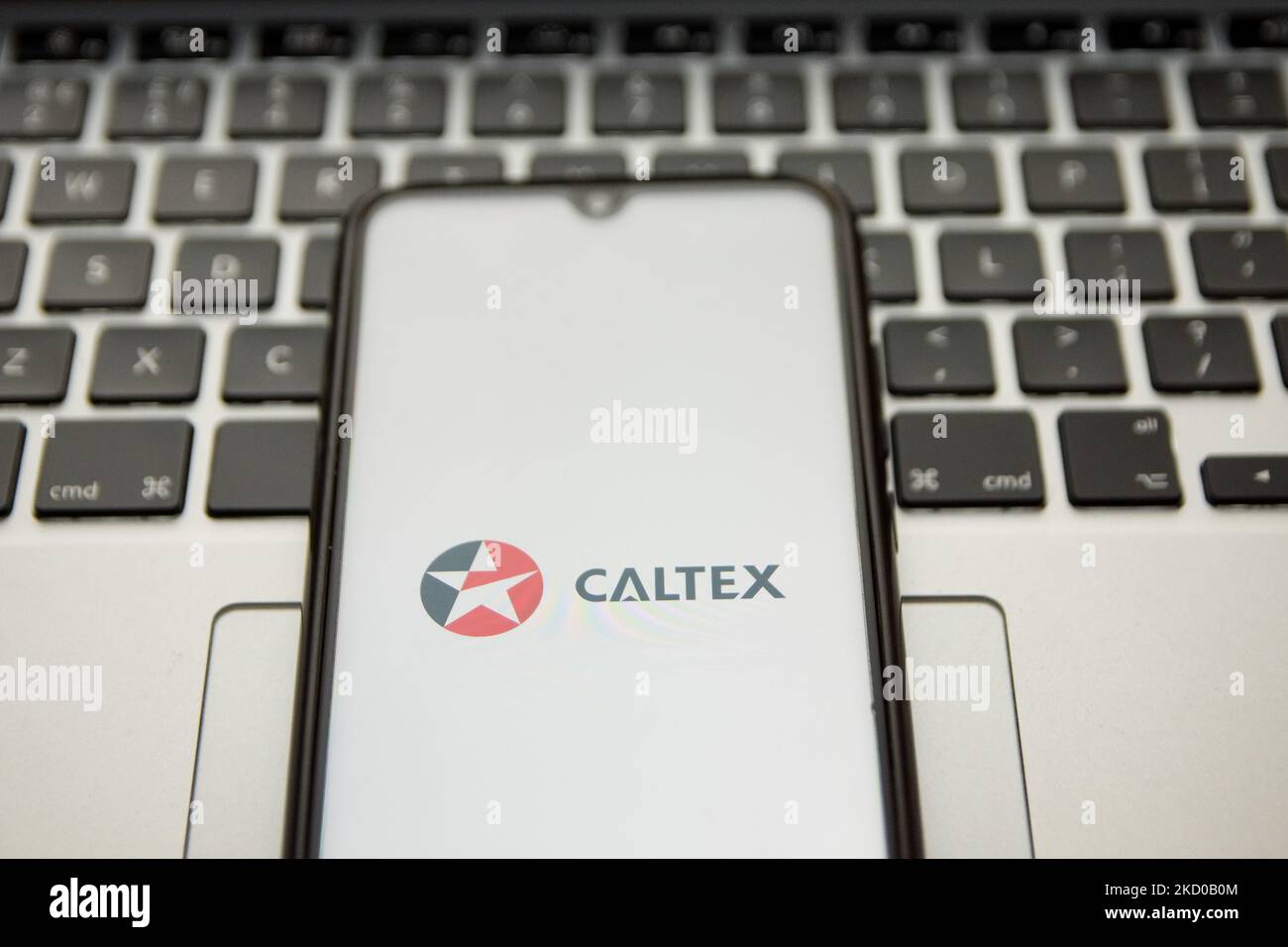 In questa foto, un logo Caltex visualizzato sullo schermo di uno smartphone con una parola chiave del computer sullo sfondo ad Atene, in Grecia, il 13 gennaio 2022. (Foto di Nikolas Kokovlis/NurPhoto) Foto Stock