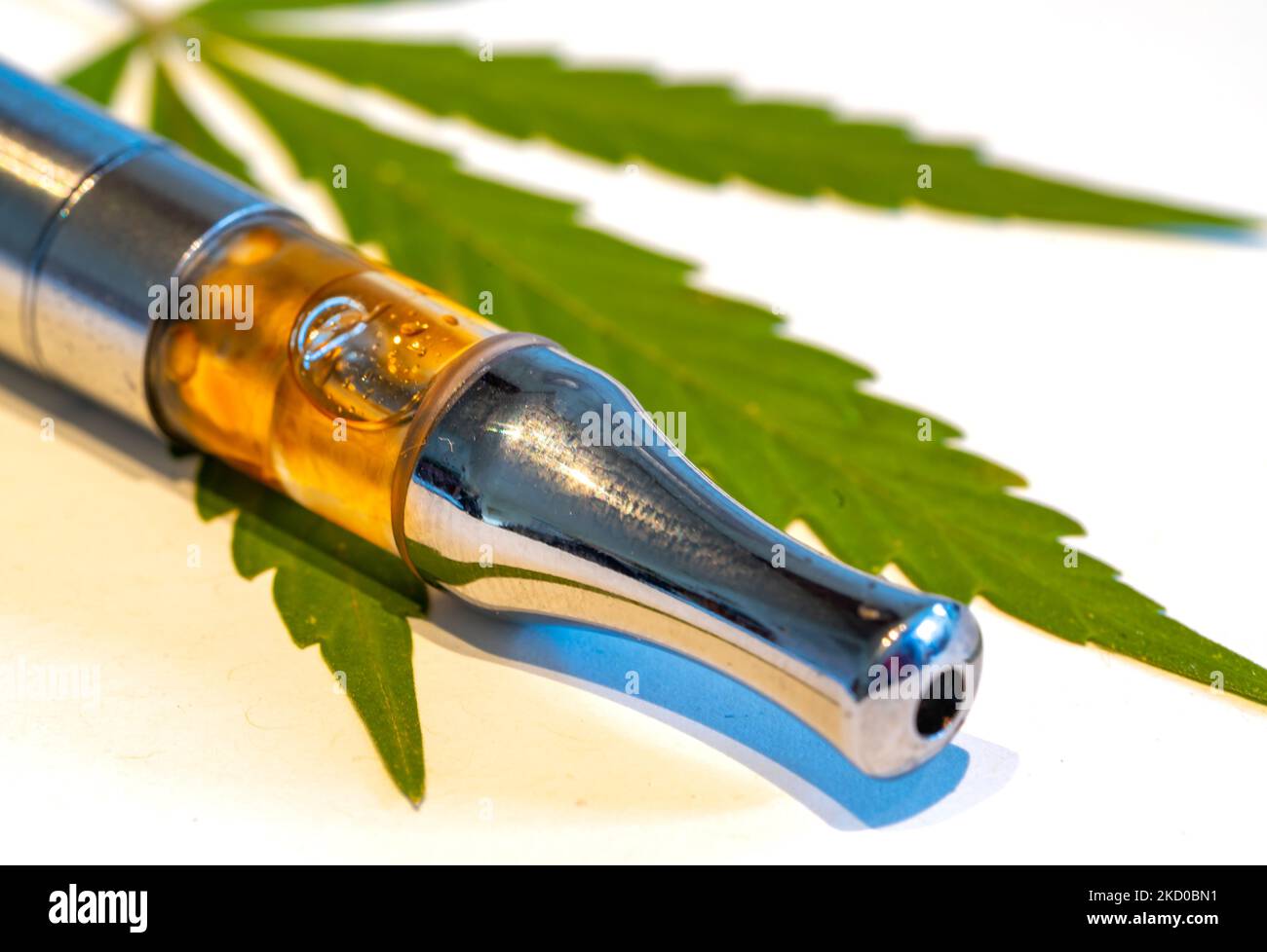Vaporizzatore CBD con una foglia di cannabis isolata su sfondo bianco Foto Stock