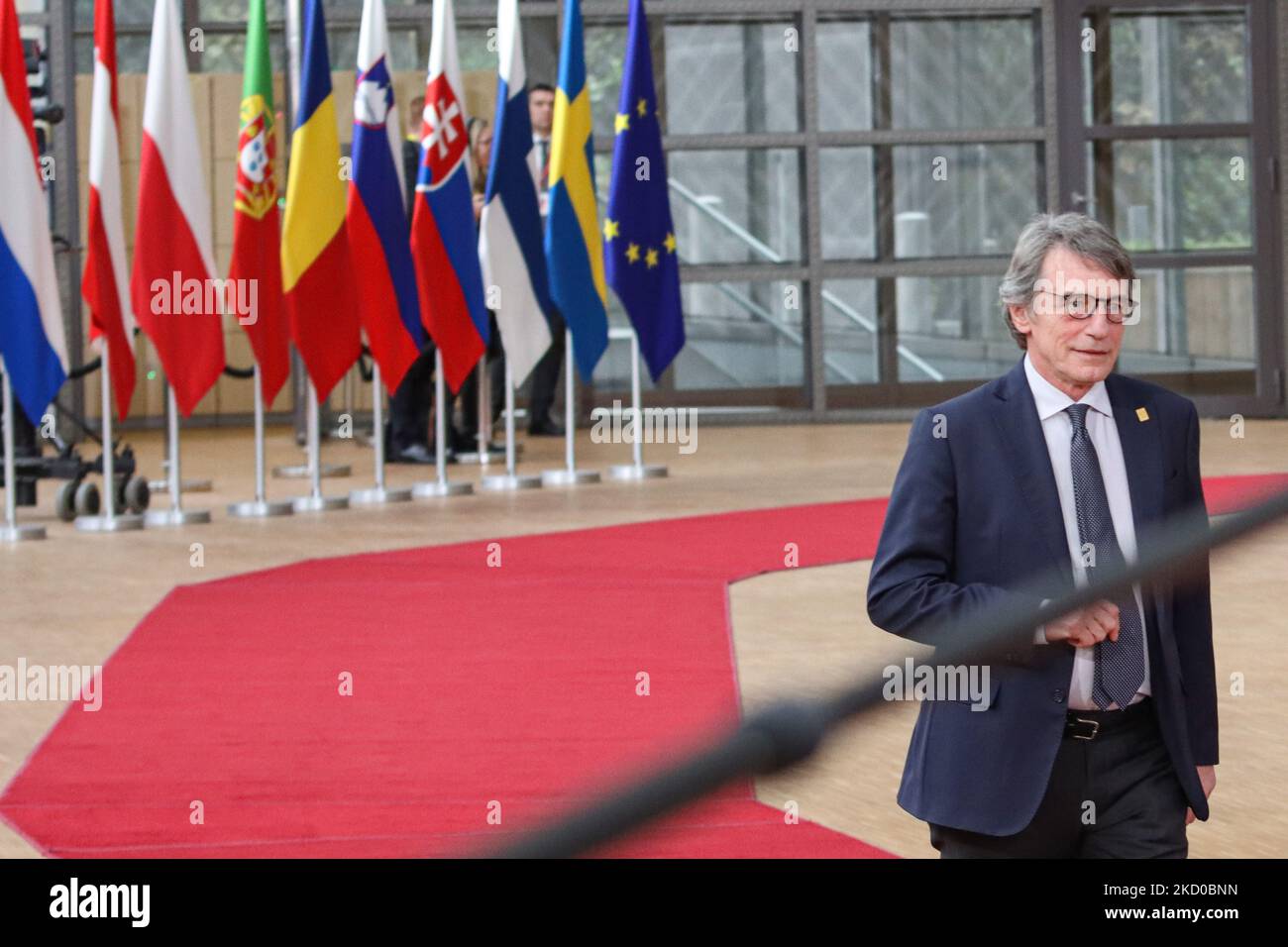 (NOTA DELL'EDITORE: FILE PHOTO) - il Presidente del Parlamento europeo David Sassoli muore a 65 anni il 11 gennaio 2022 ad Aviano. Nella foto, il presidente del Parlamento europeo David Maria Sassoli arriva al vertice speciale del Consiglio europeo con le bandiere dell'Unione europea visibili, con i leader dell'Unione europea riuniti a Bruxelles sul prossimo bilancio a lungo termine dell'Unione europea che comprende anche il tema della pandemia di Covidio. Bruxelles, Belgio il 20 febbraio 2020 (Foto di Nicolas Economou/NurPhoto) Foto Stock