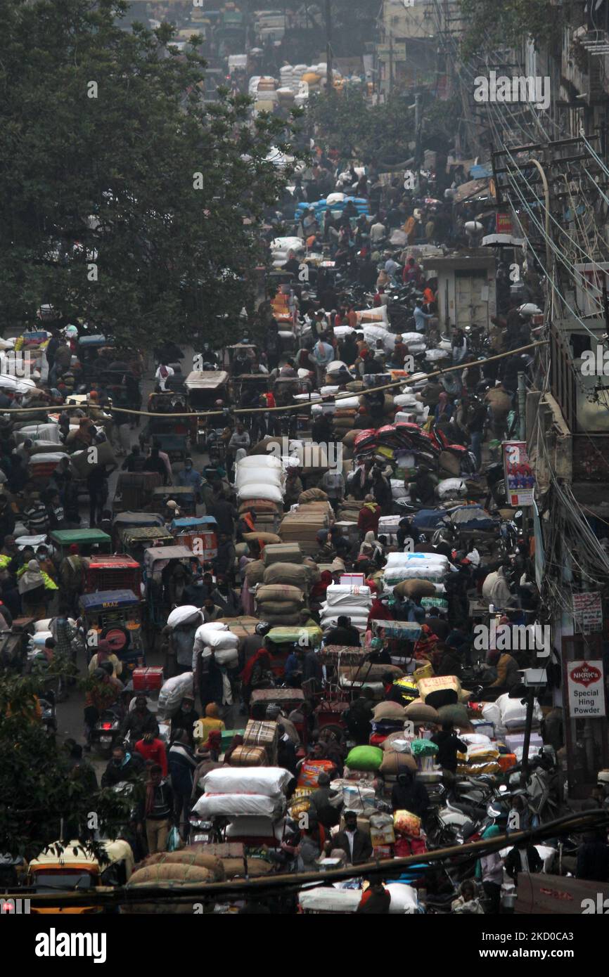 La gente fa shopping in un mercato affollato in mezzo alla diffusione della nuova variante 'omicron' di coronavirus (COVID-19), nei vecchi quartieri di Delhi, India il 14 gennaio 2022. (Foto di Mayank Makhija/NurPhoto) Foto Stock