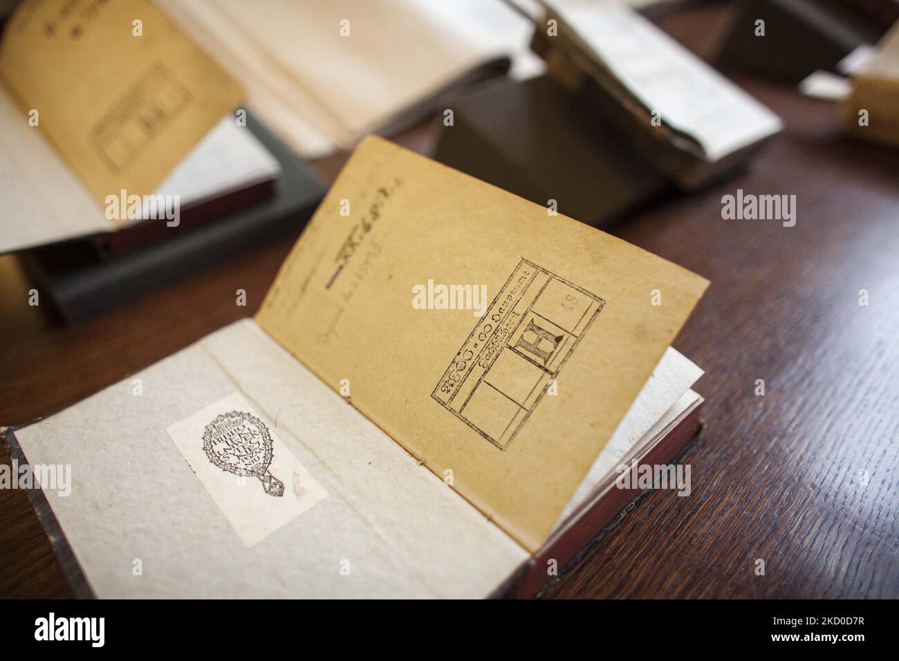 La biblioteca di Heinrich Himmler stemp su un libro massonico visto nella biblioteca dell'Università di Poznan il 14 gennaio 2022. (Foto di Maciej Luczniewski/NurPhoto) Foto Stock