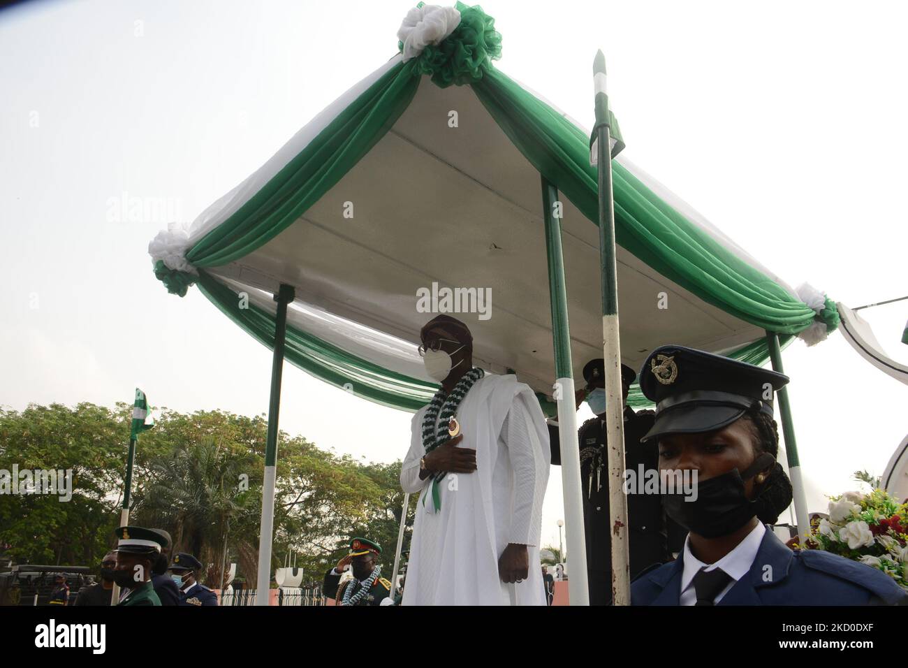 Il governatore di Lagos Babajide Sonwo-Olu ispeziona la guardia d'onore durante la commemorazione della Giornata della memoria delle forze armate a Lagos, Nigeria, il 15 gennaio 2022. (Foto di Olukayode Jaiyeola/NurPhoto) Foto Stock